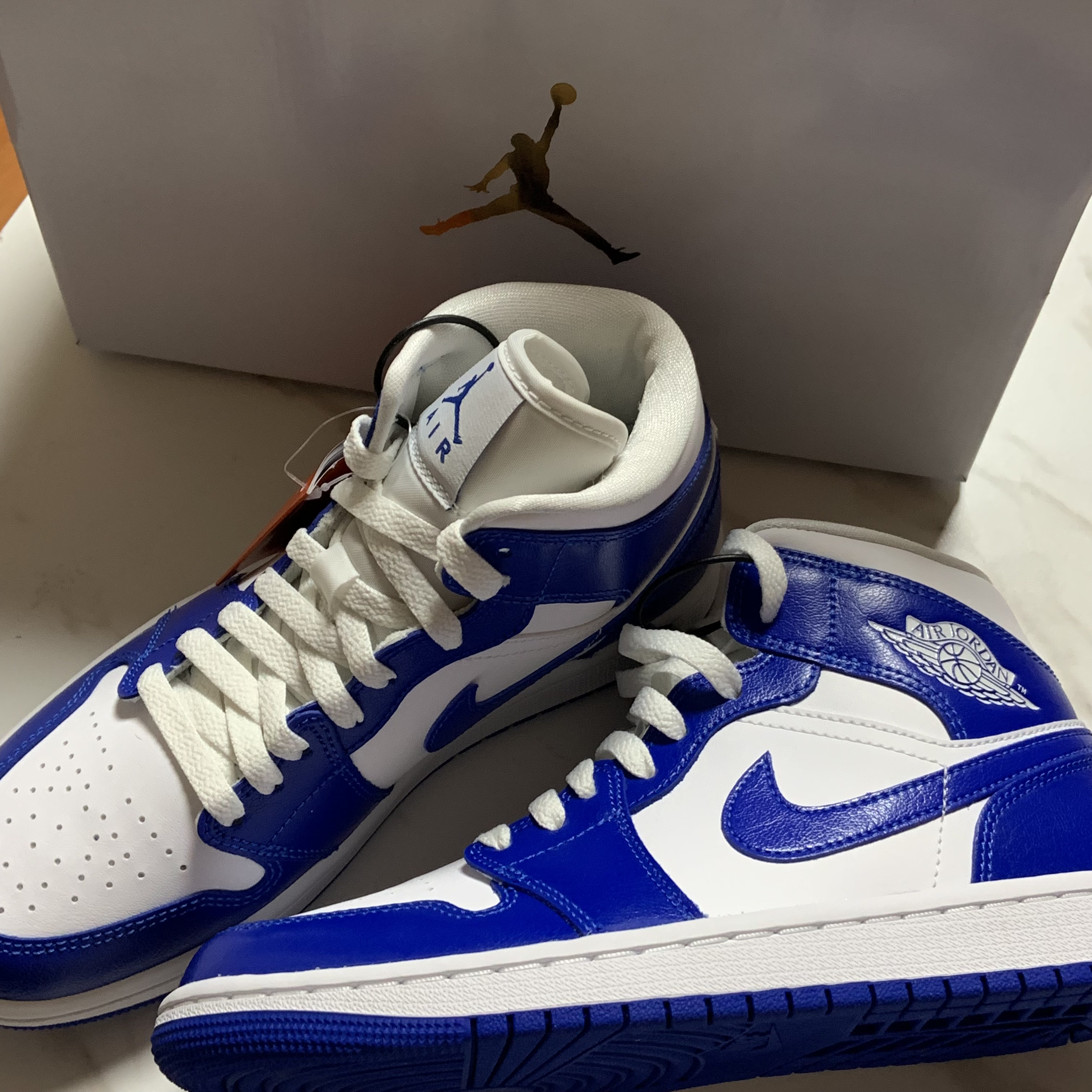 (W) Jordan 1 Mid White Hyper Royal 착용 스타일