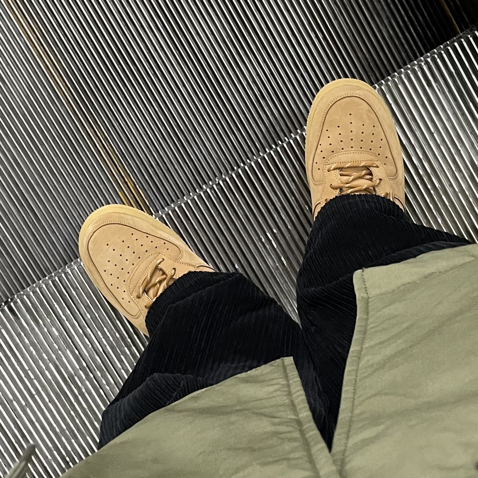 Nike Air Force 1 Mid '07 WB Flax 착용 스타일