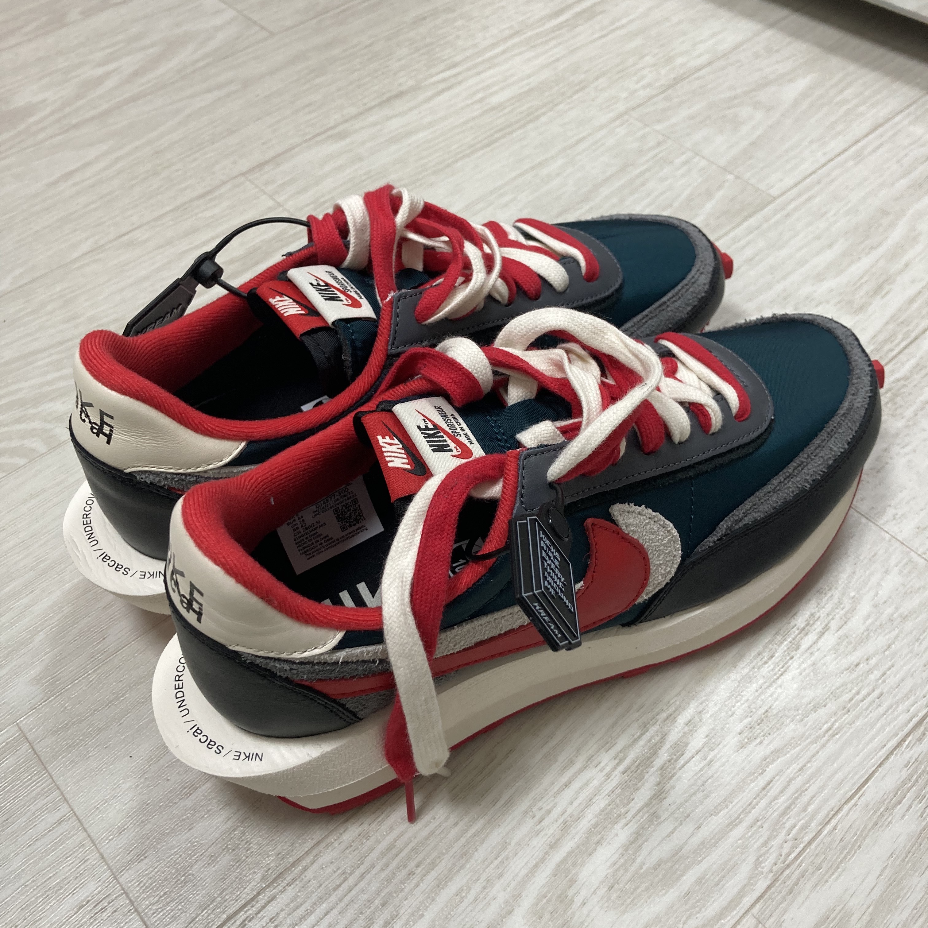 Nike x Sacai x Undercover LDWaffle Midnight Spruce University Red 착용 스타일 - 4