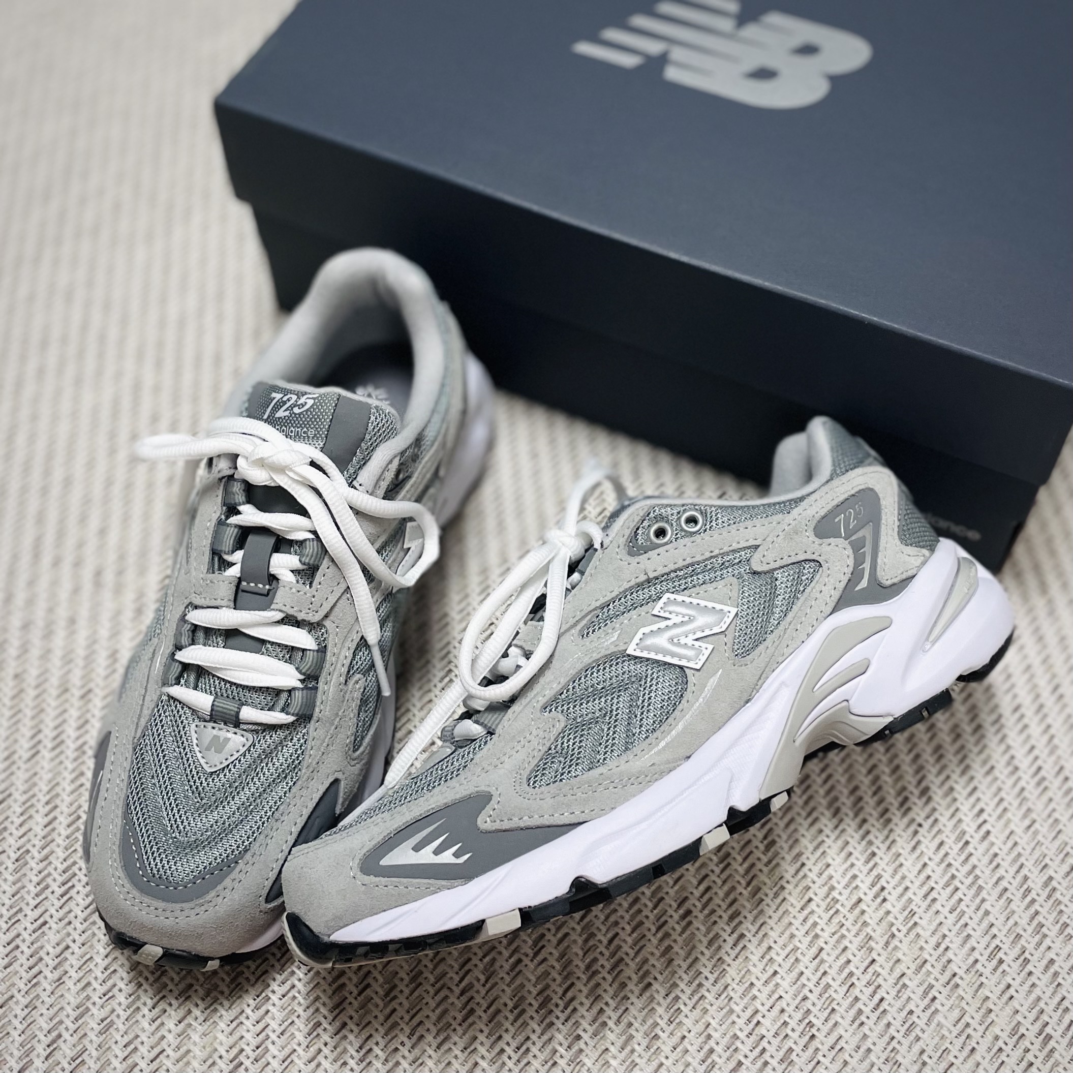 New Balance 725 Grey 착용 스타일
