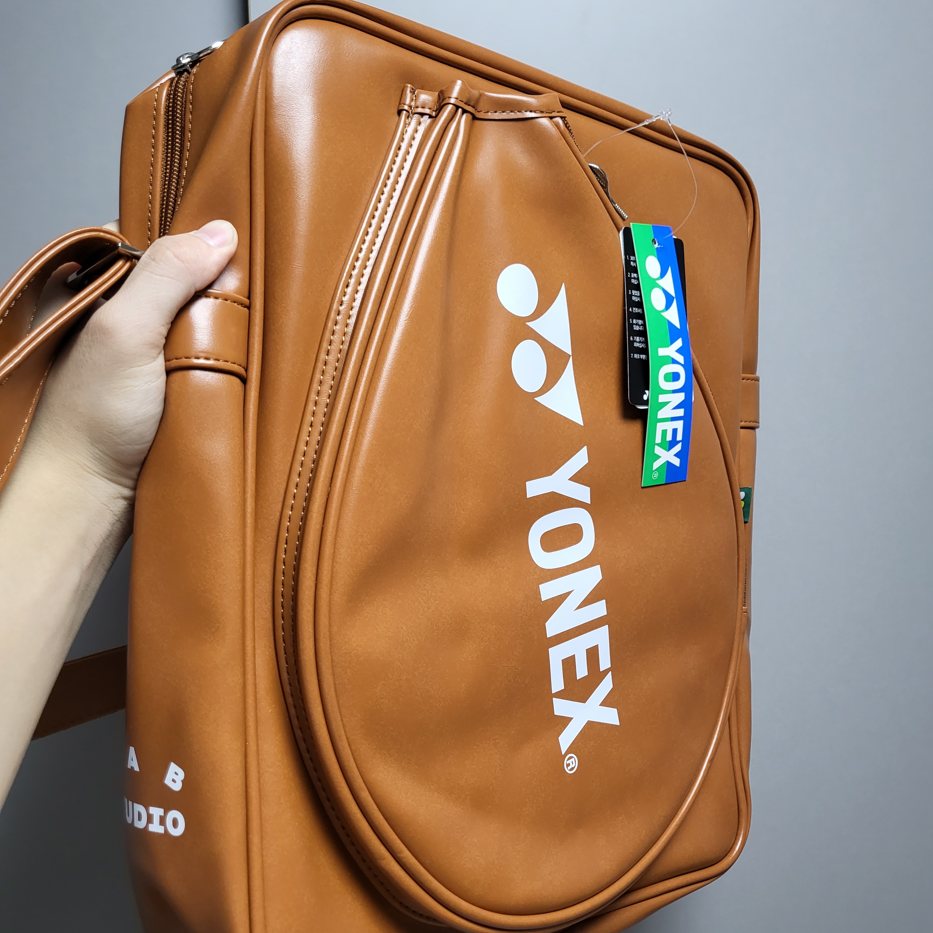 IAB Studio x Yonex Racquet Bag Caramel 착용 스타일 - 2