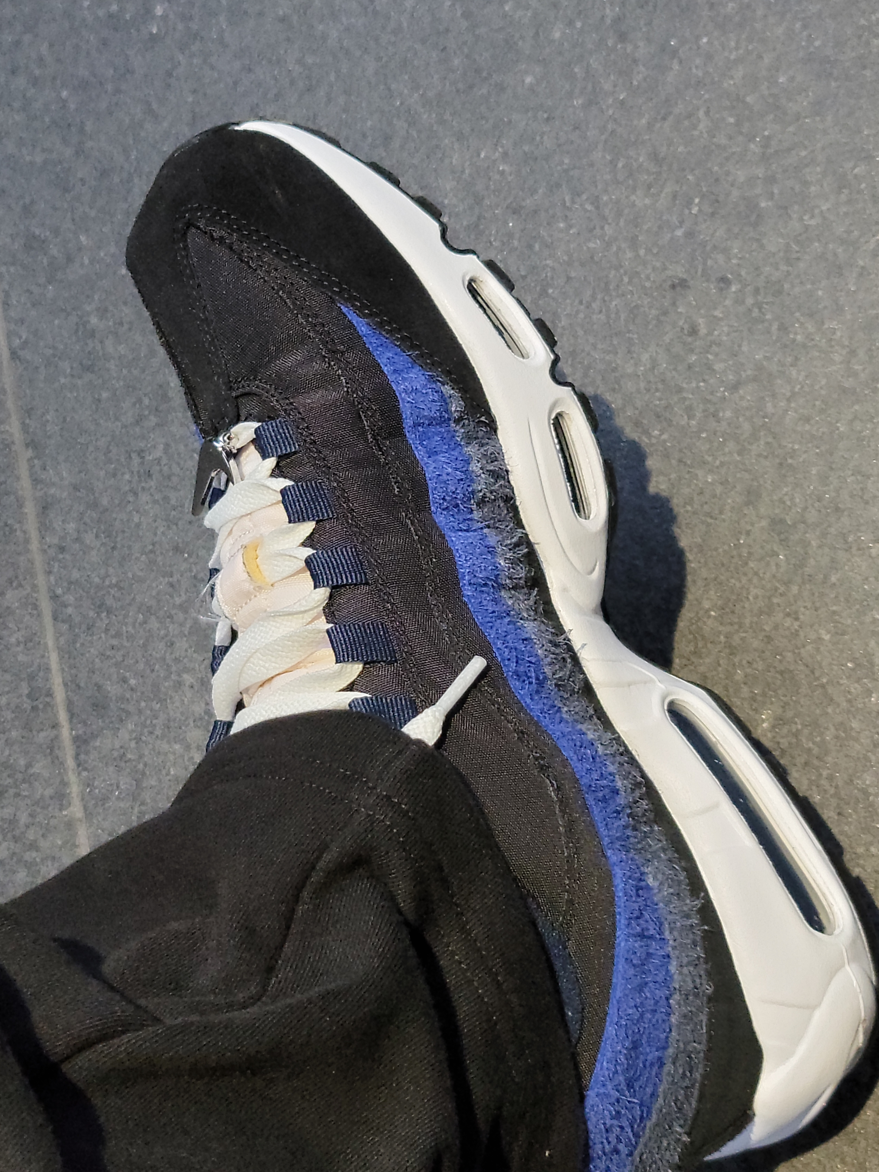 Nike Air Max 95 SE Running Club Black Deep Royal Blue 착용 스타일 - 1