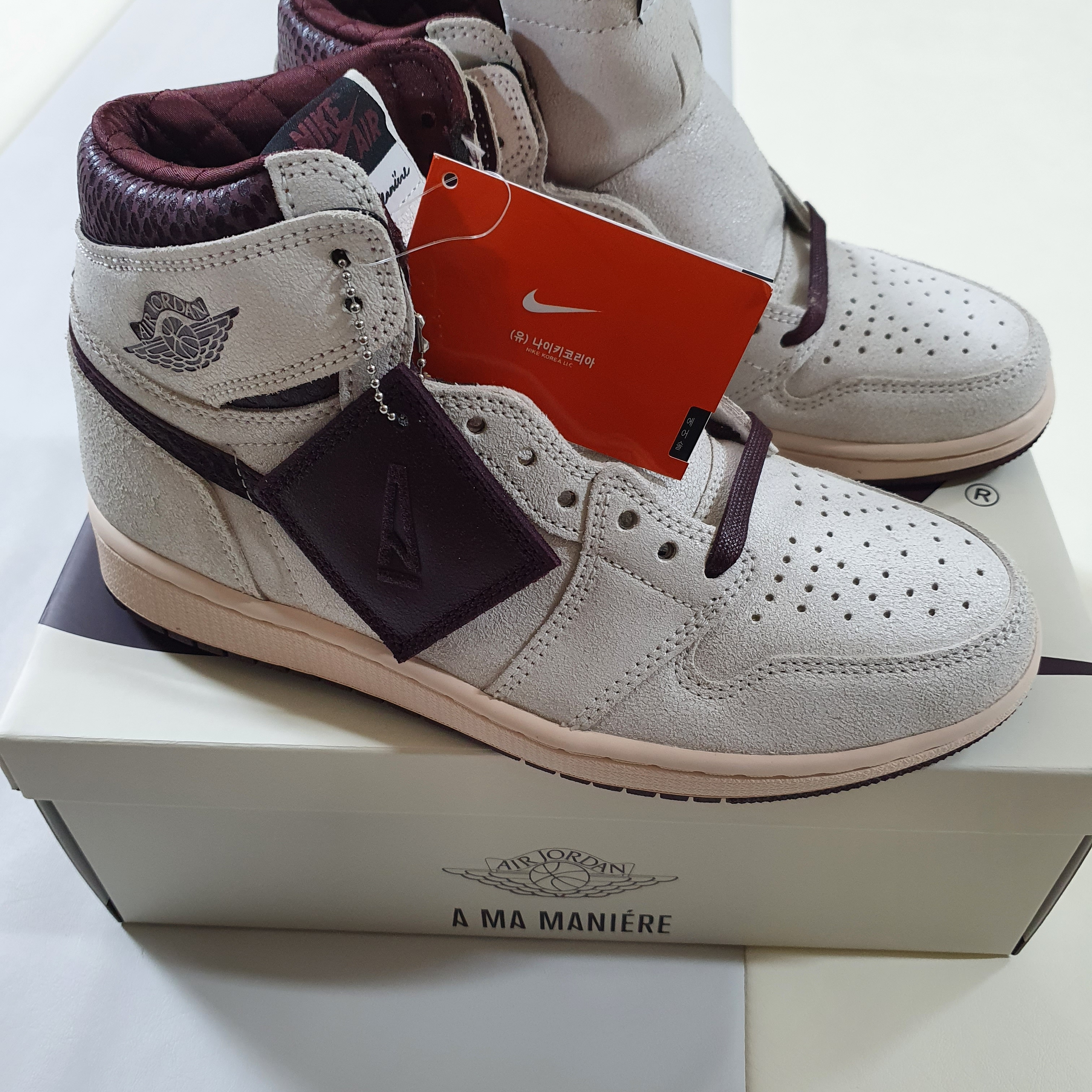 Jordan 1 x A Ma Maniere Retro High OG SP Sail and Burgundy 착용 스타일