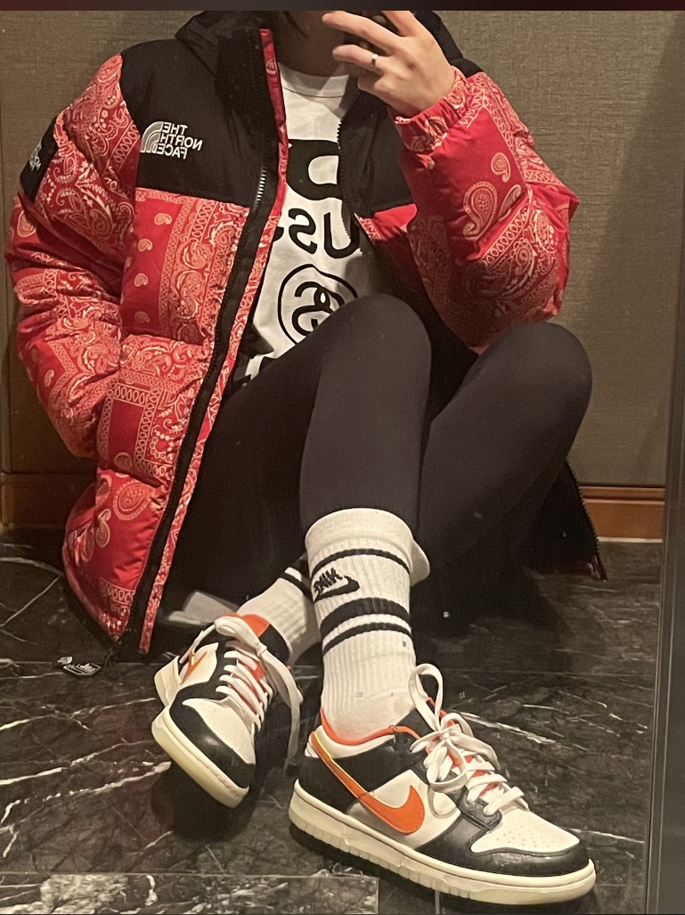 The North Face Nuptse Down Jacket Red, CDG x Stussy T-Shirt White 착용 스타일 - 2