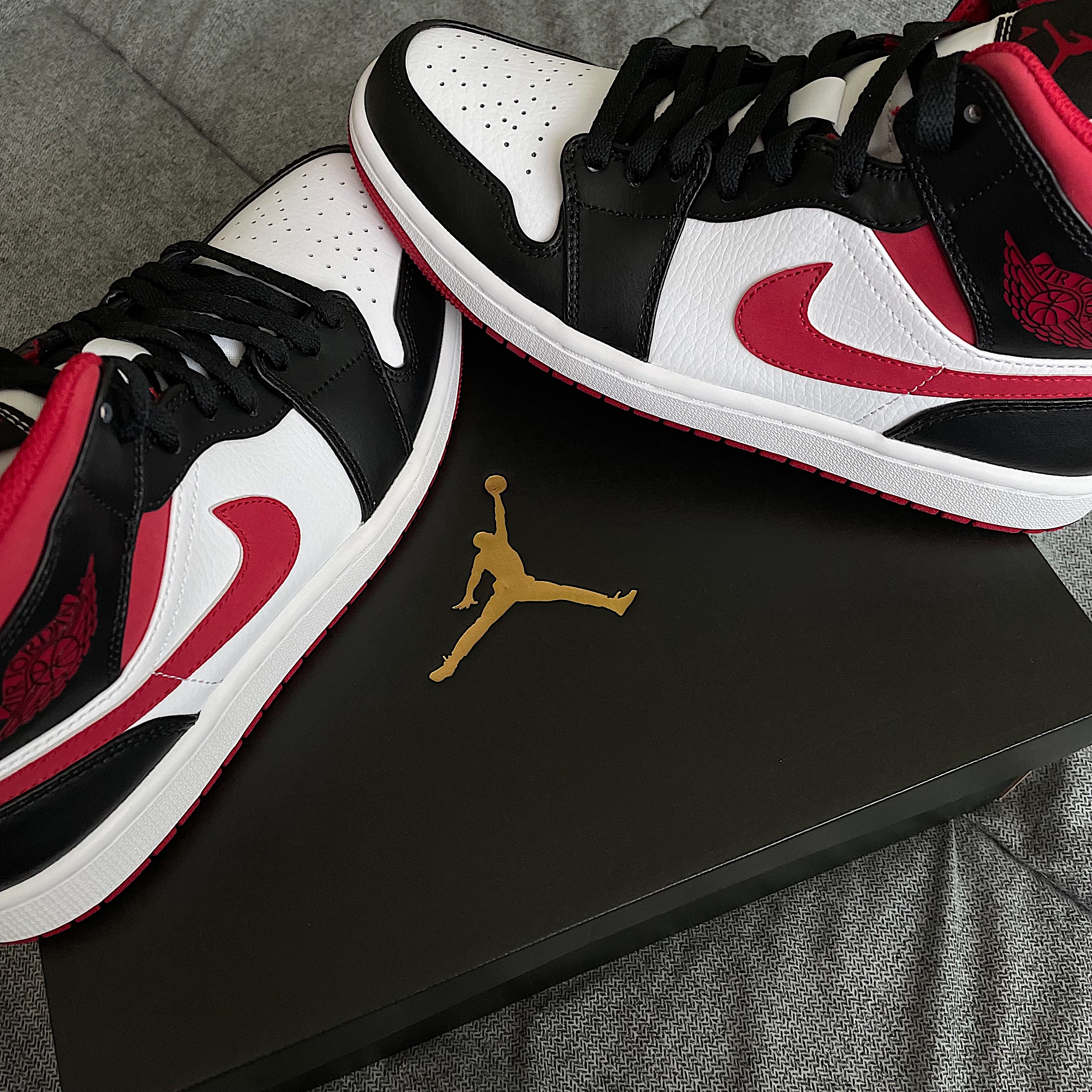 Jordan 1 Mid Gym Red Black White 착용 스타일