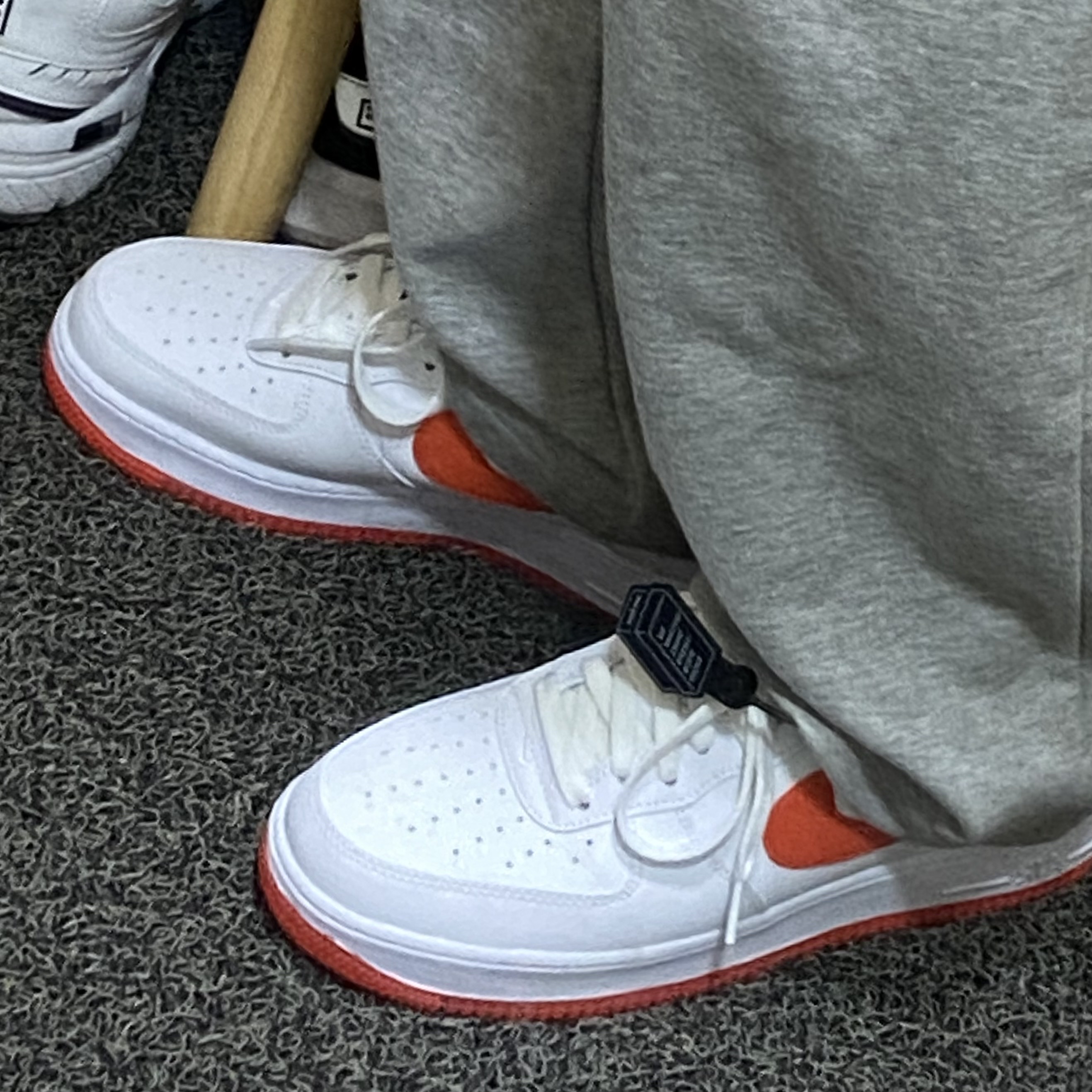 Nike Air Force 1 '07 Low White Team Orange 착용 스타일