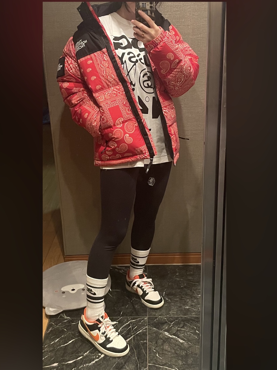 The North Face Nuptse Down Jacket Red, CDG x Stussy T-Shirt White 착용 스타일 - 1