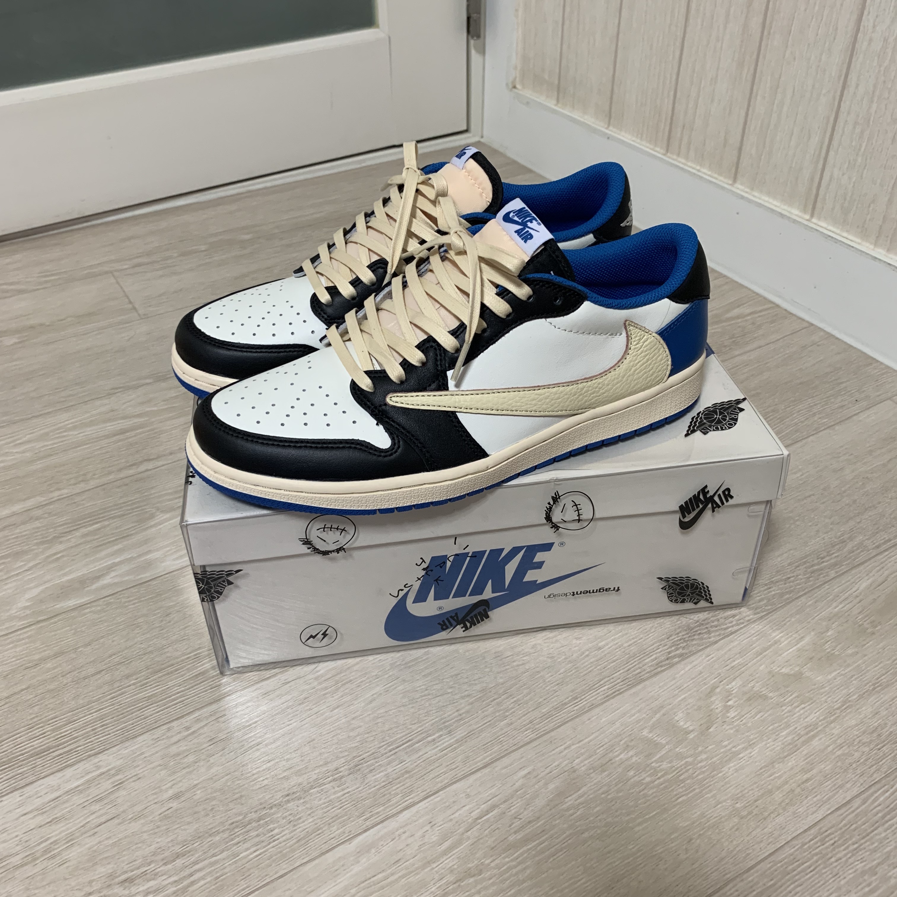 Jordan 1 x Travis Scott x Fragment Retro Low OG SP Military Blue 착용 스타일 - 1