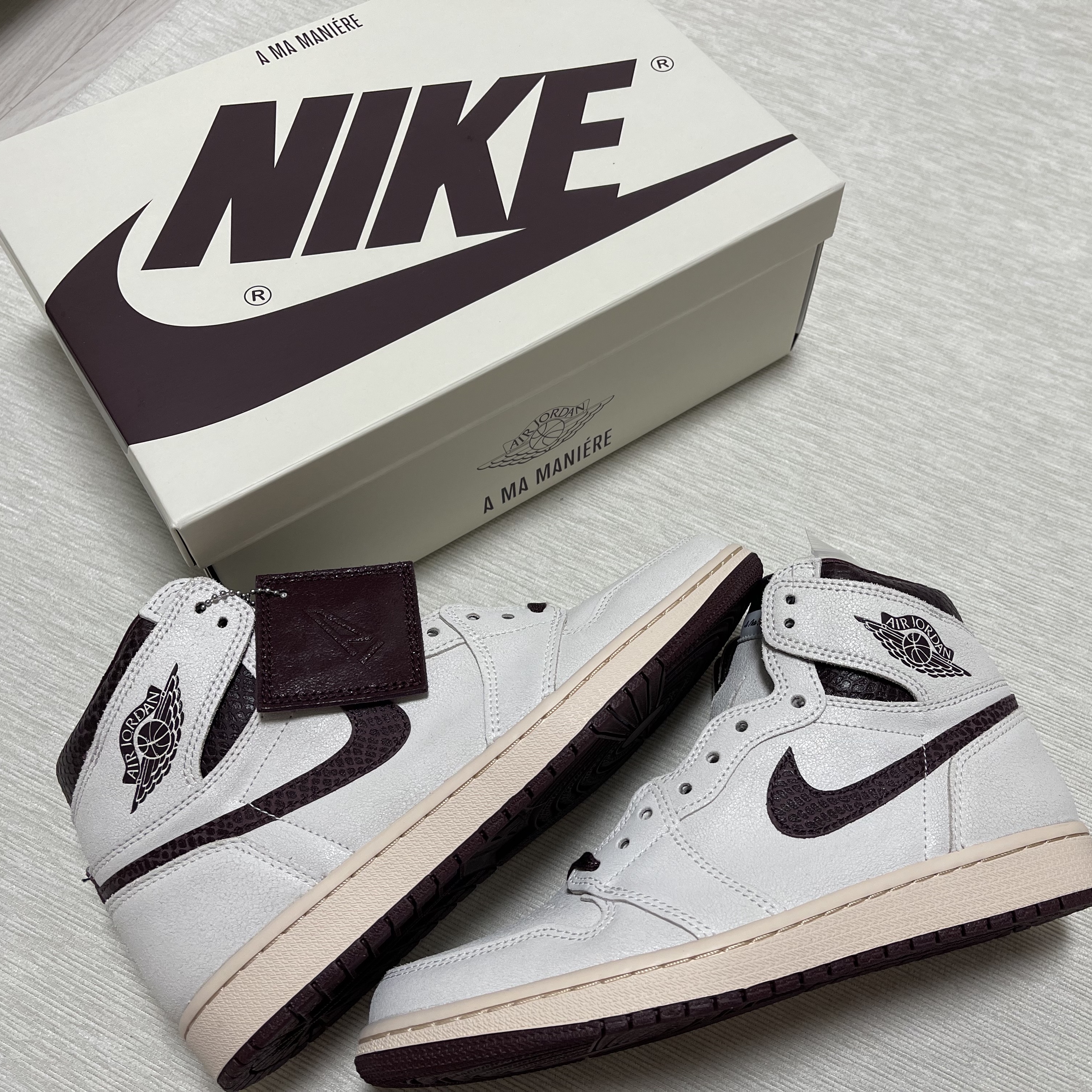 Jordan 1 x A Ma Maniere Retro High OG SP Sail and Burgundy 착용 스타일 - 2