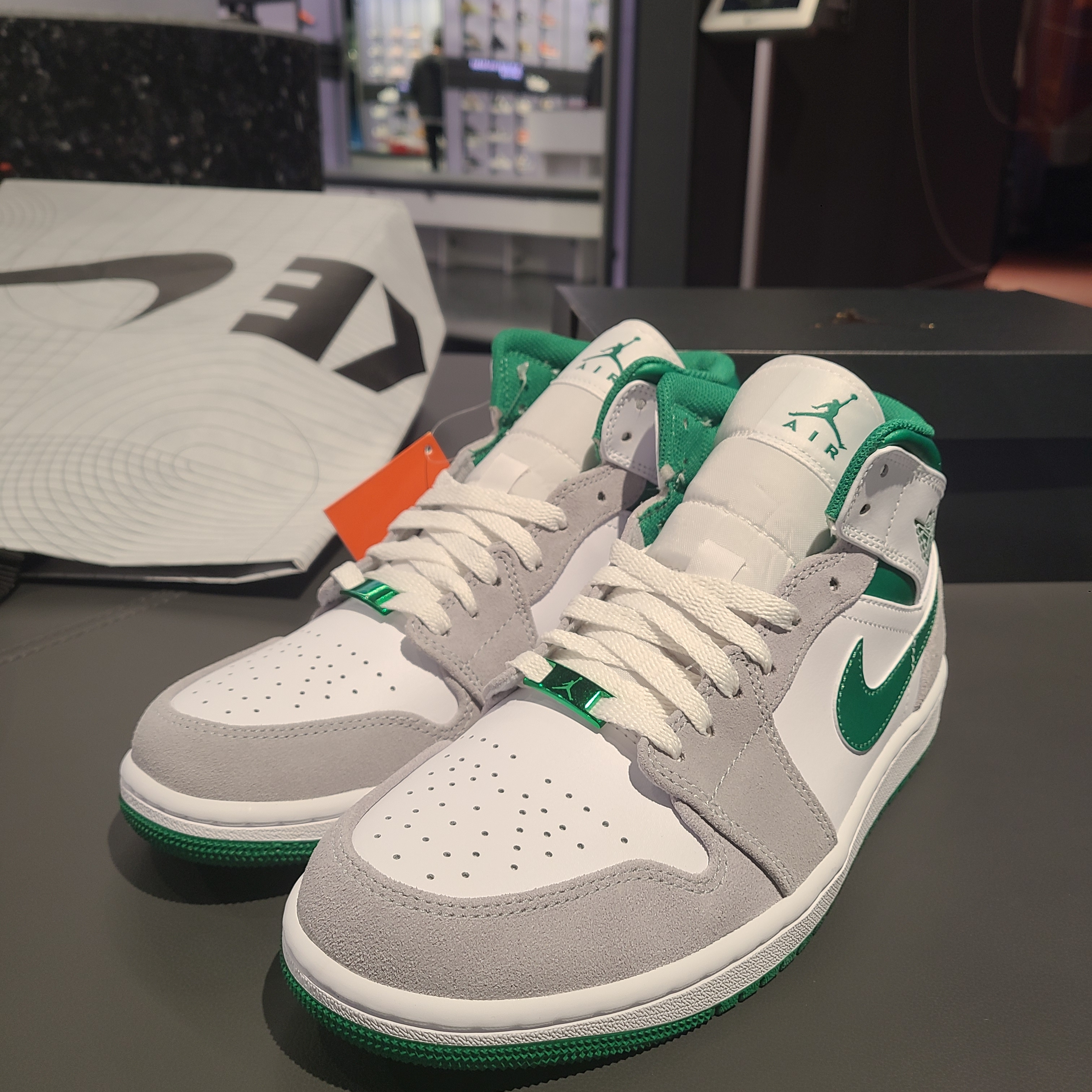 Jordan 1 Mid SE Pine Green Light Smoke Grey 착용 스타일