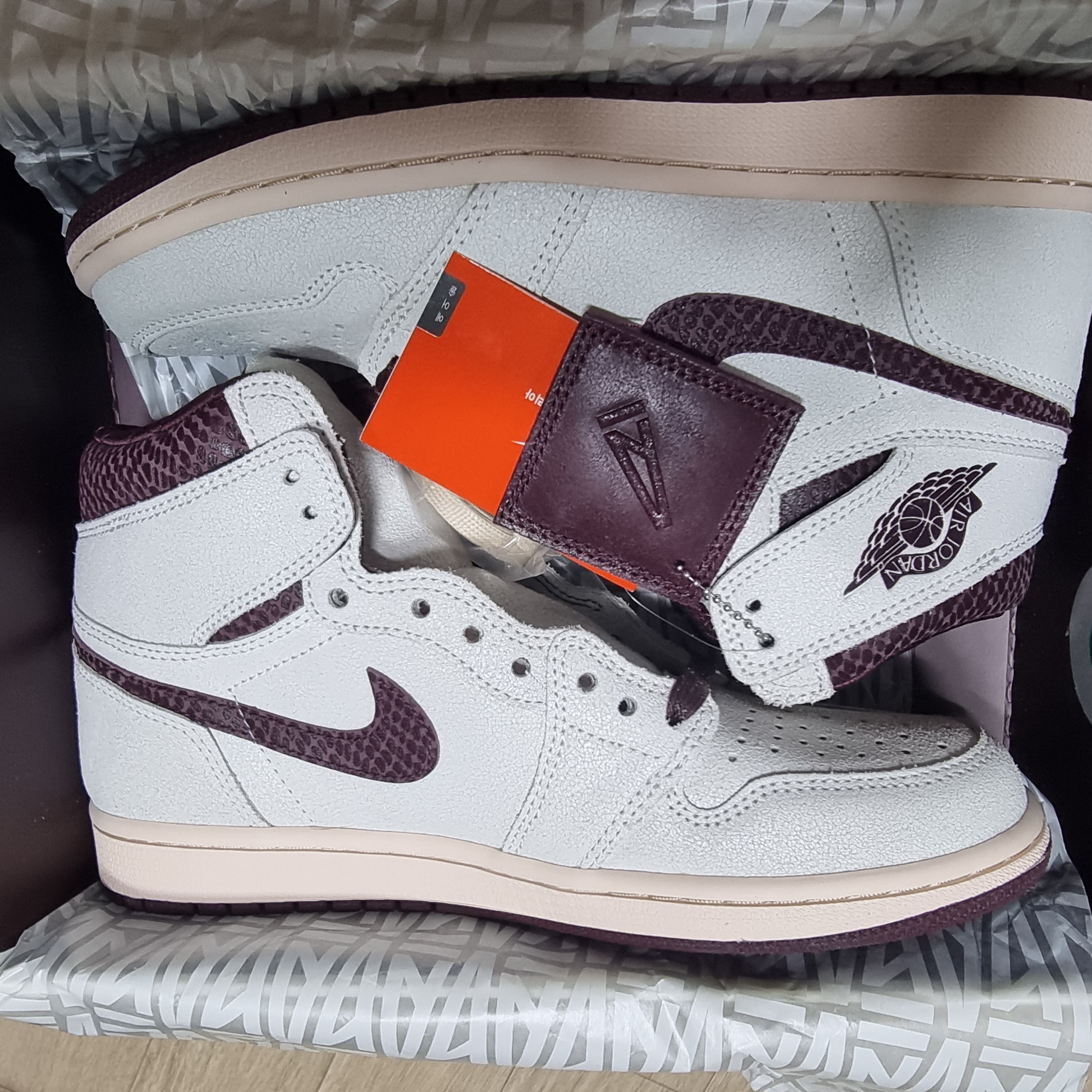 Jordan 1 x A Ma Maniere Retro High OG SP Sail and Burgundy 착용 스타일