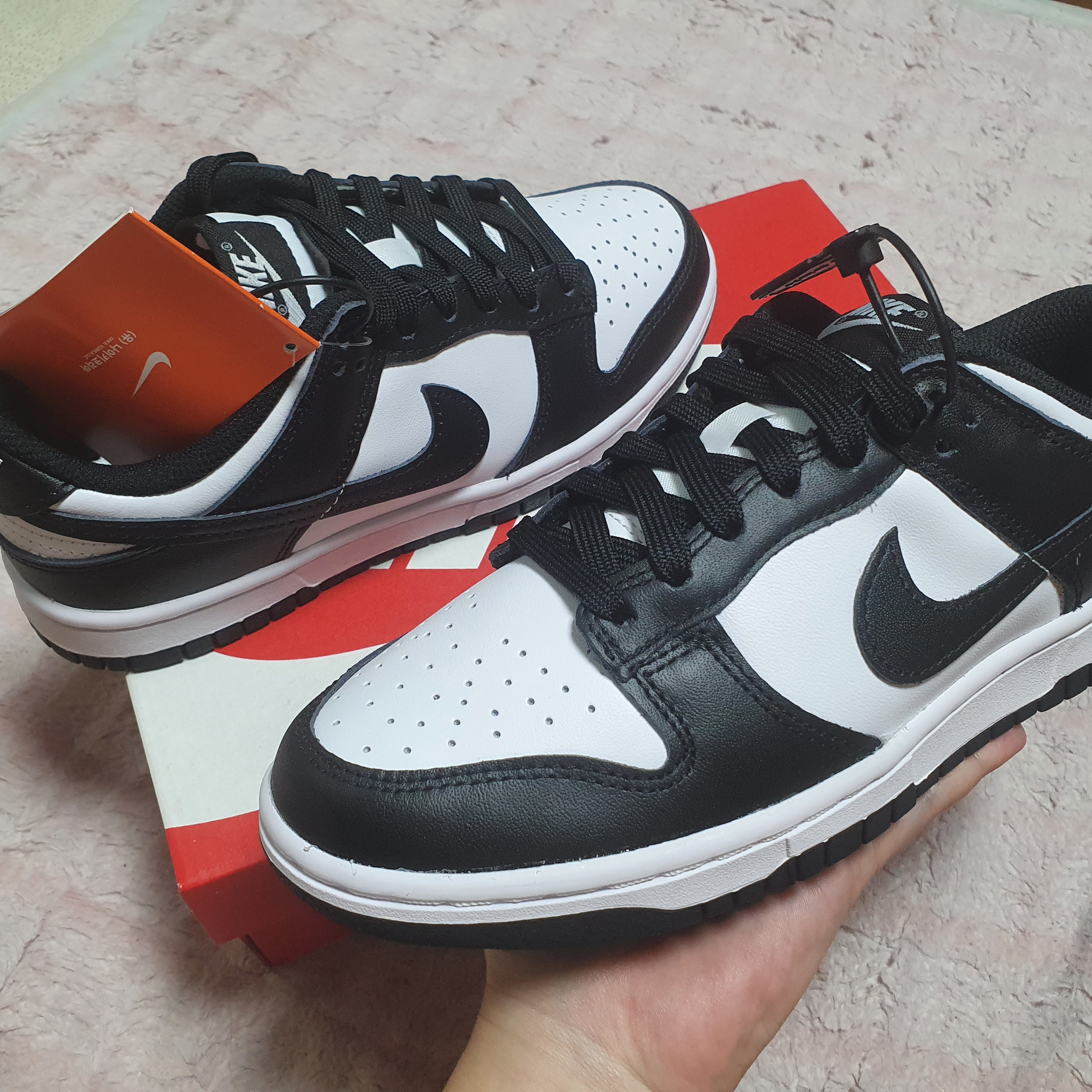 (W) Nike Dunk Low Black, (W) Nike Dunk Low Pearl White 착용 스타일 - 1