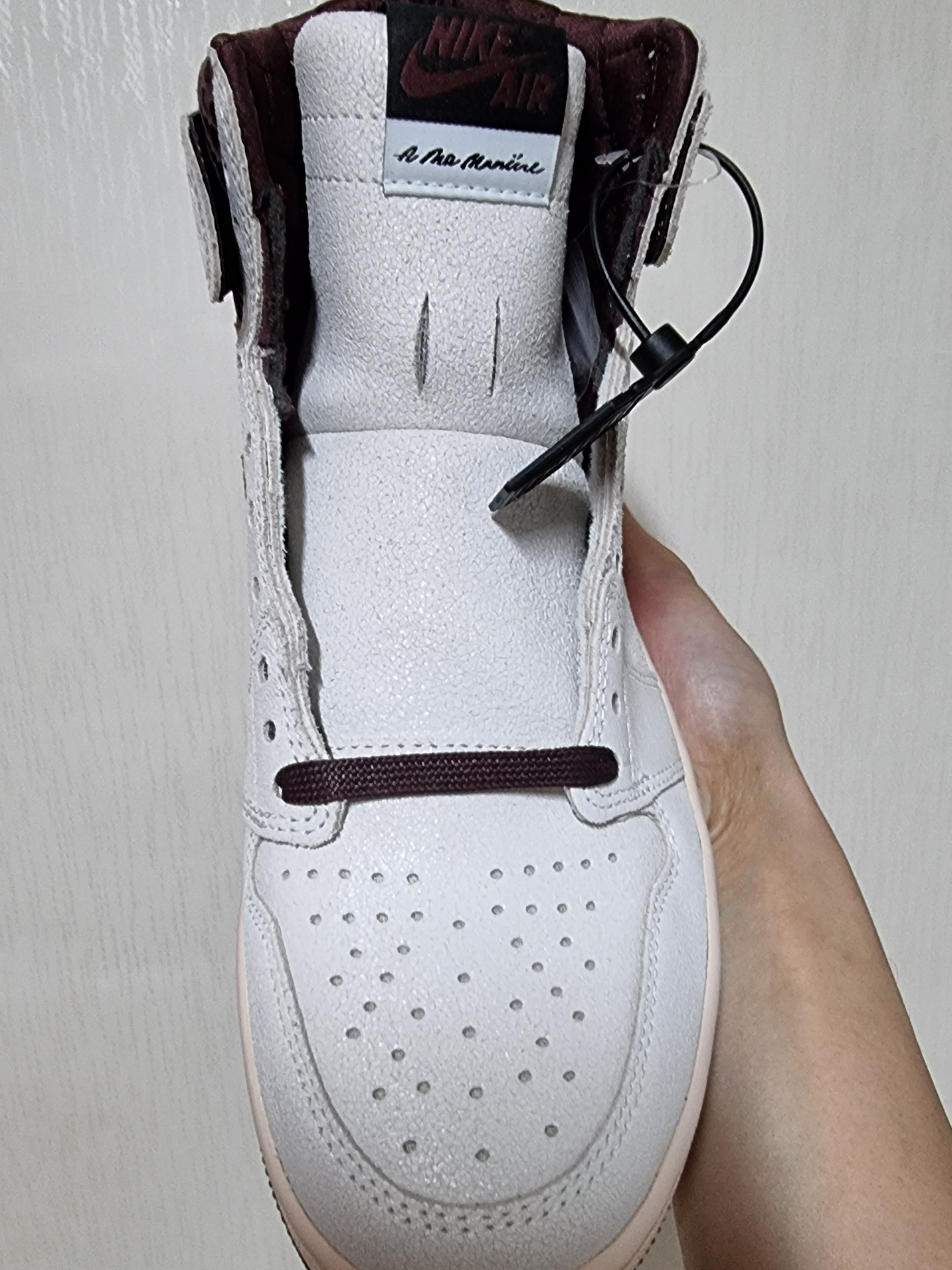 Jordan 1 x A Ma Maniere Retro High OG SP Sail and Burgundy 착용 스타일 - 3