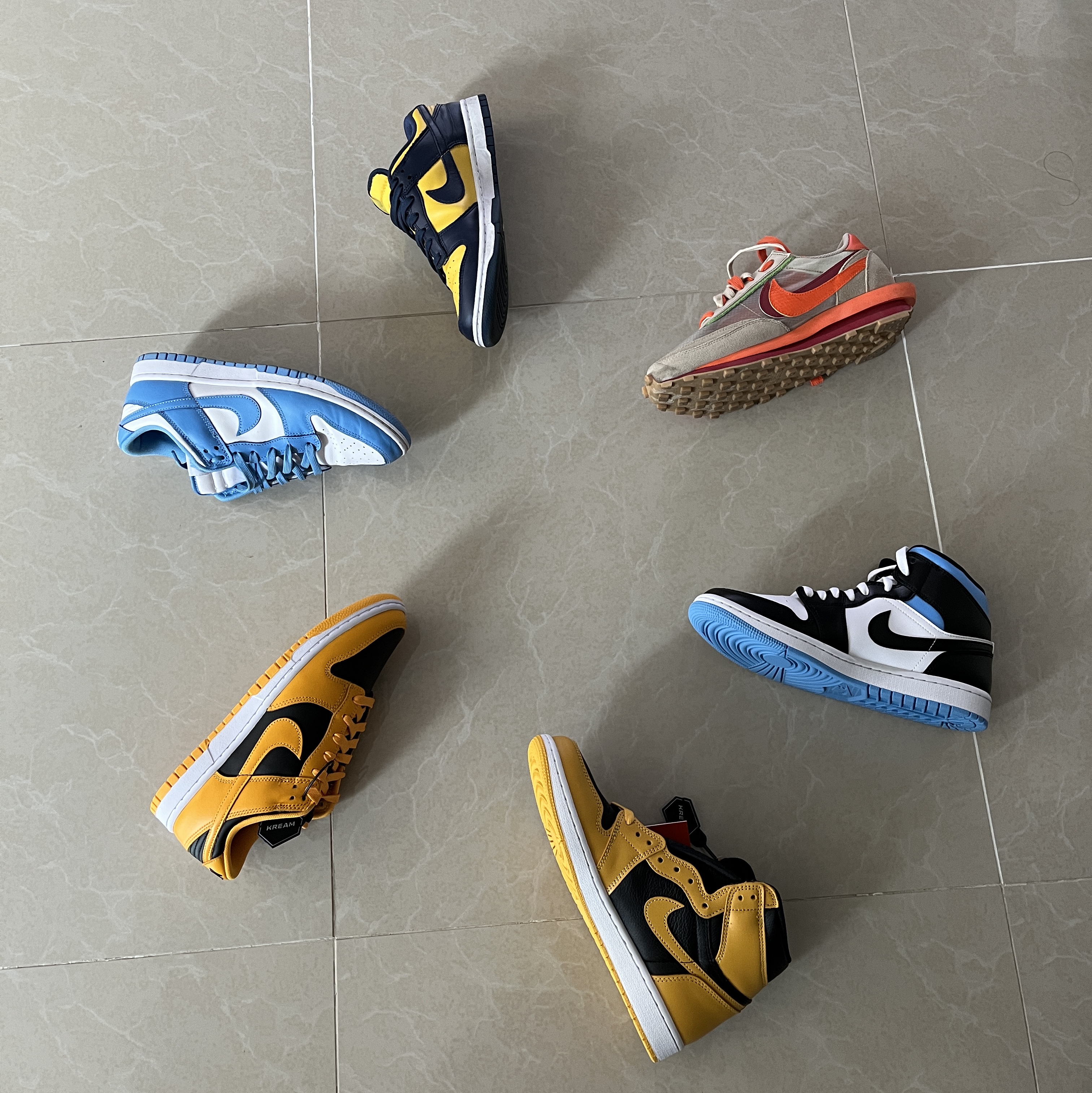 Jordan 1 Retro High OG Pollen, (W) Jordan 1 Mid White Black University Blue 착용 스타일