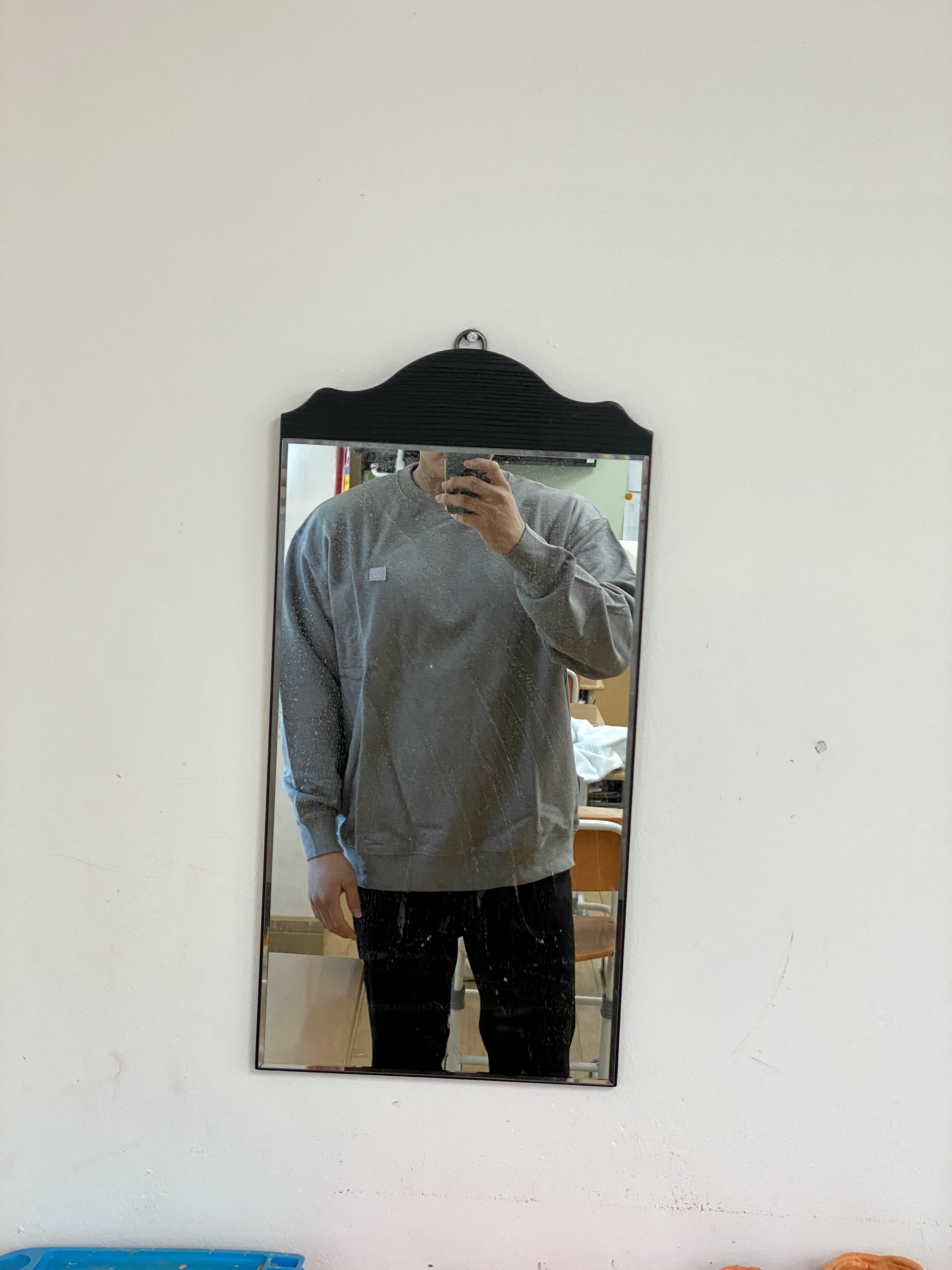 Acne Studios Forba Face Crewneck Sweatshirt Light Grey Melange 착용 스타일