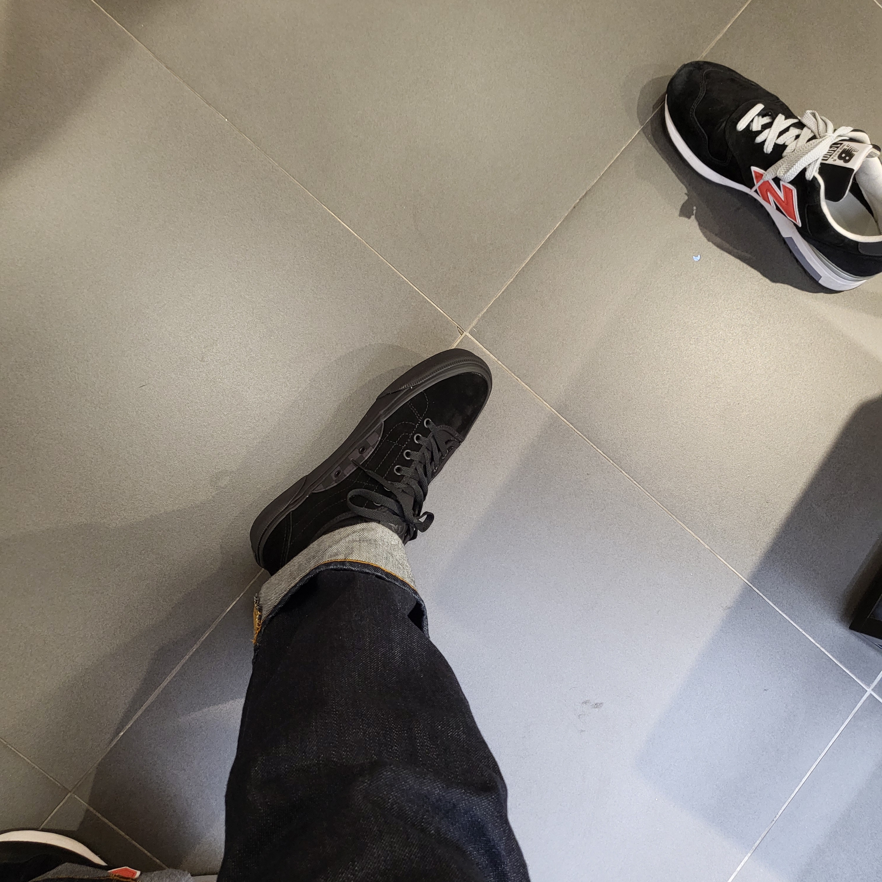 Vans Bess Ni Black Asphalt, New Balance x J.Crew 1400 Made in USA Black Orange 착용 스타일 - 1