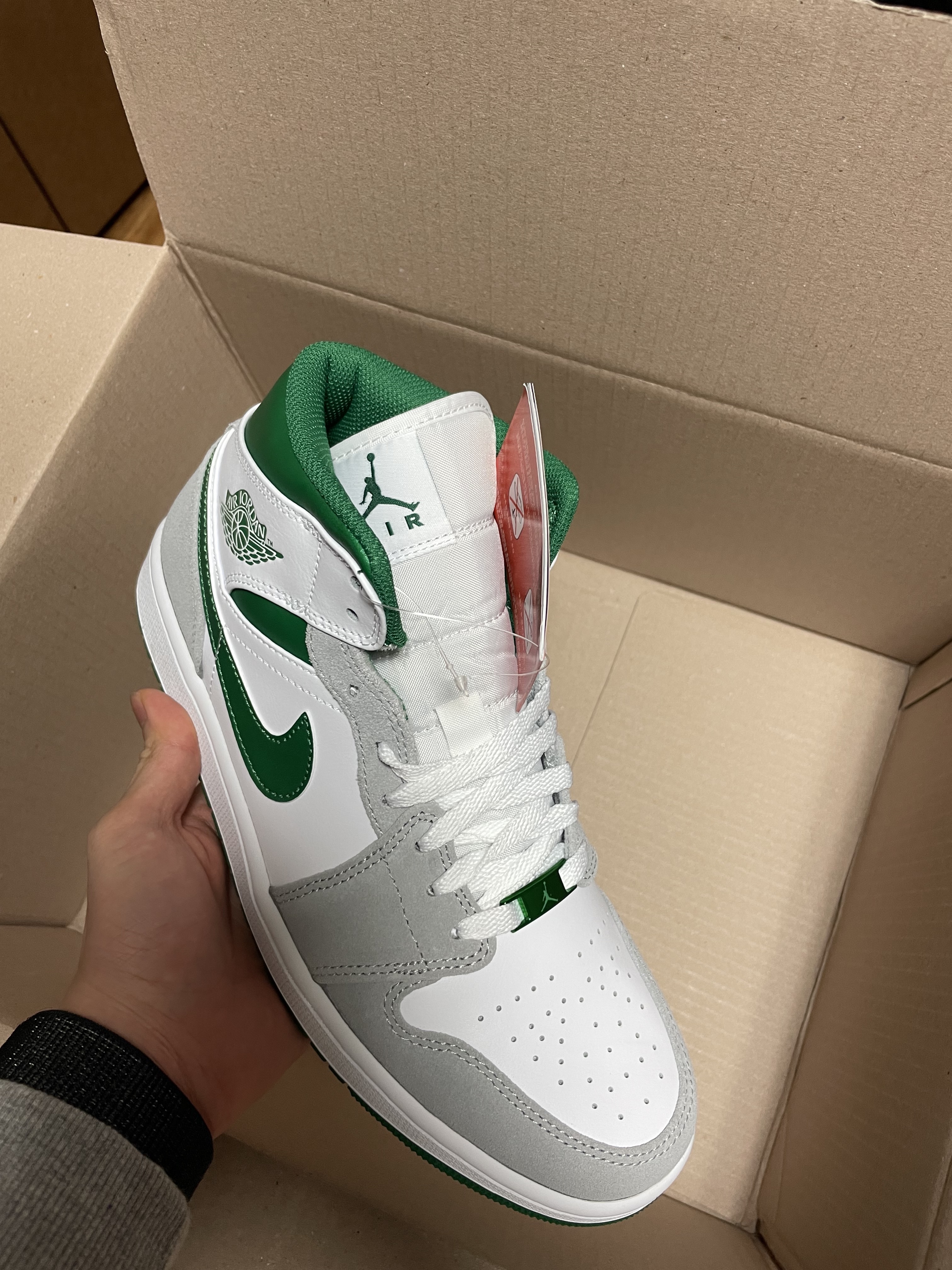 Jordan 1 Mid SE Pine Green Light Smoke Grey 착용 스타일 - 1