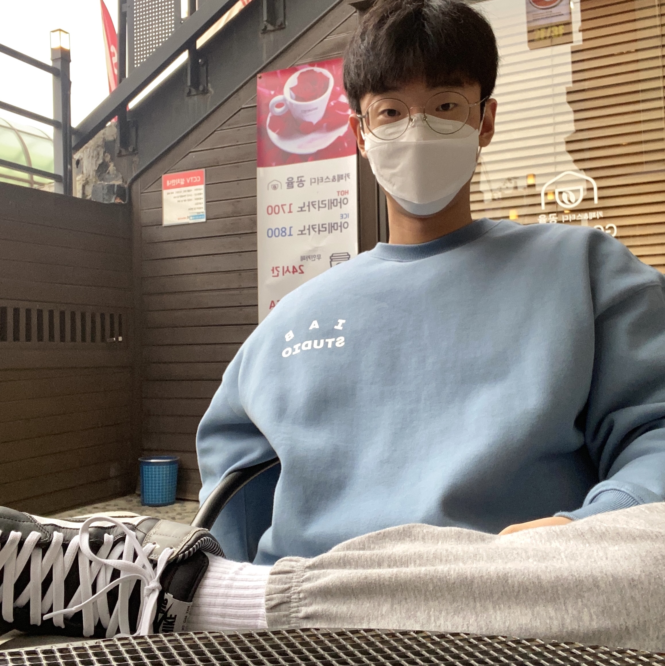 IAB Studio Crewneck Sky Blue, Jordan 1 Retro Barons 착용 스타일