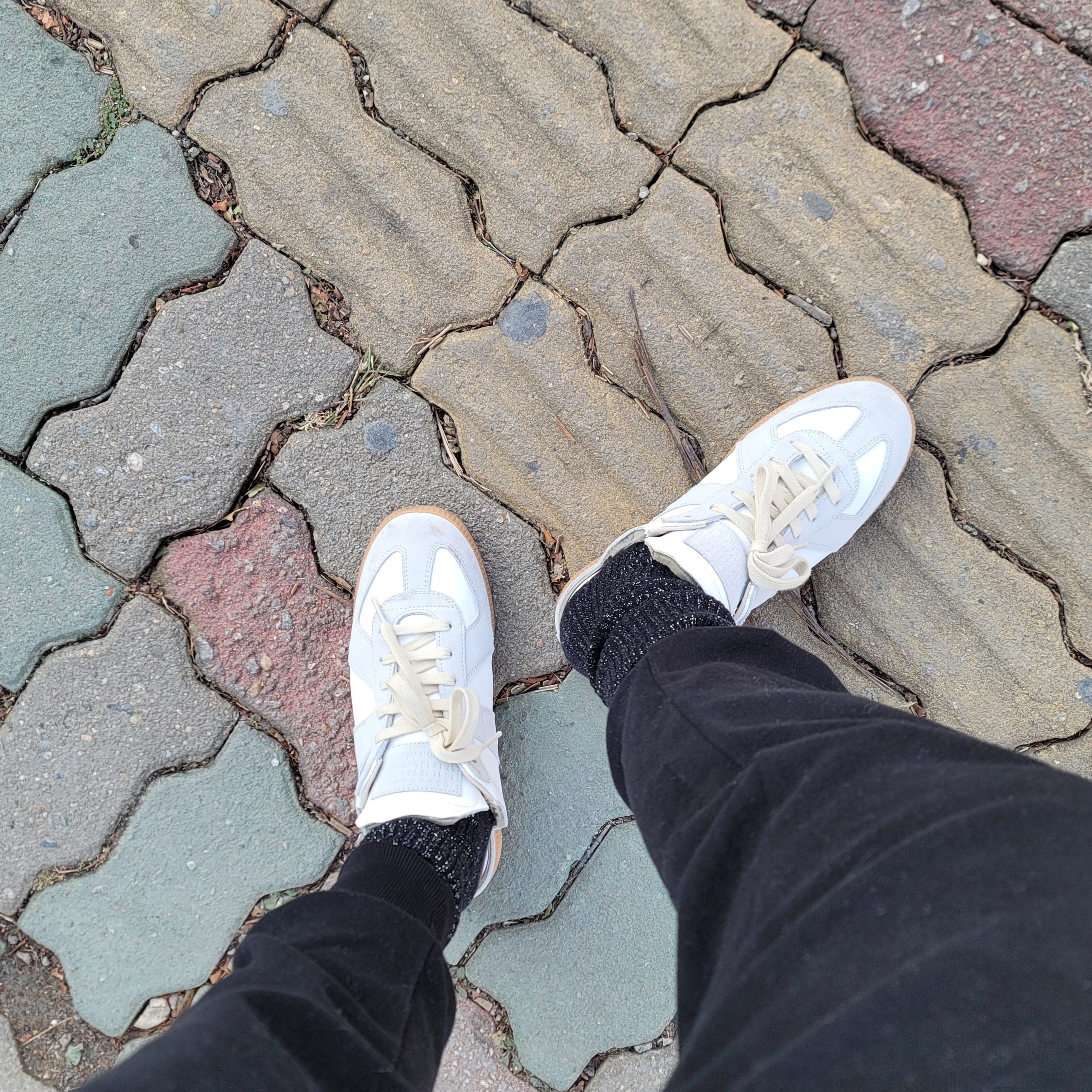 (W) Maison Margiela Replica Cut-Out Sneakers Light Grey 착용 스타일