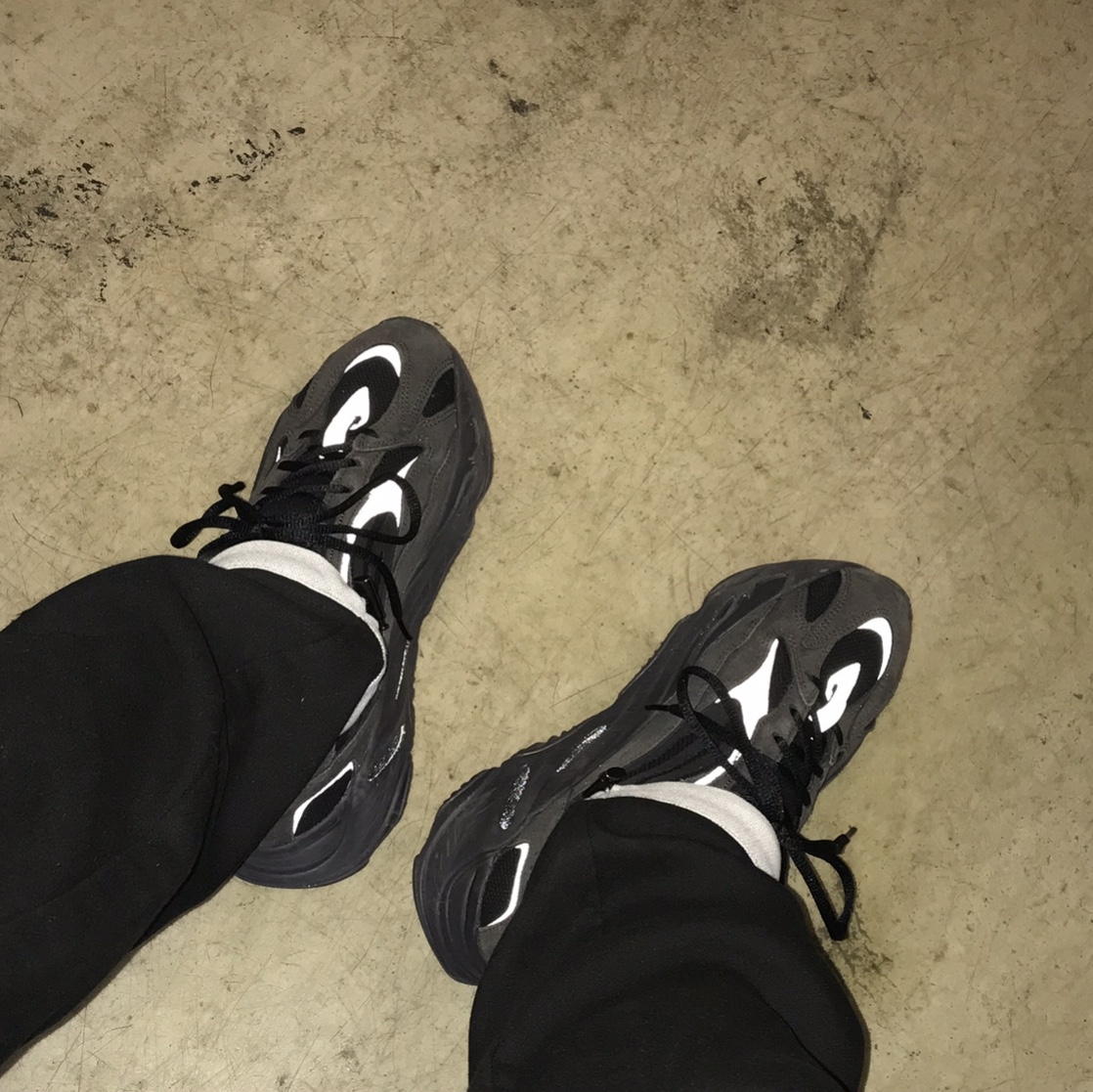 Adidas Yeezy Boost 700 V2 Vanta 2019 착용 스타일