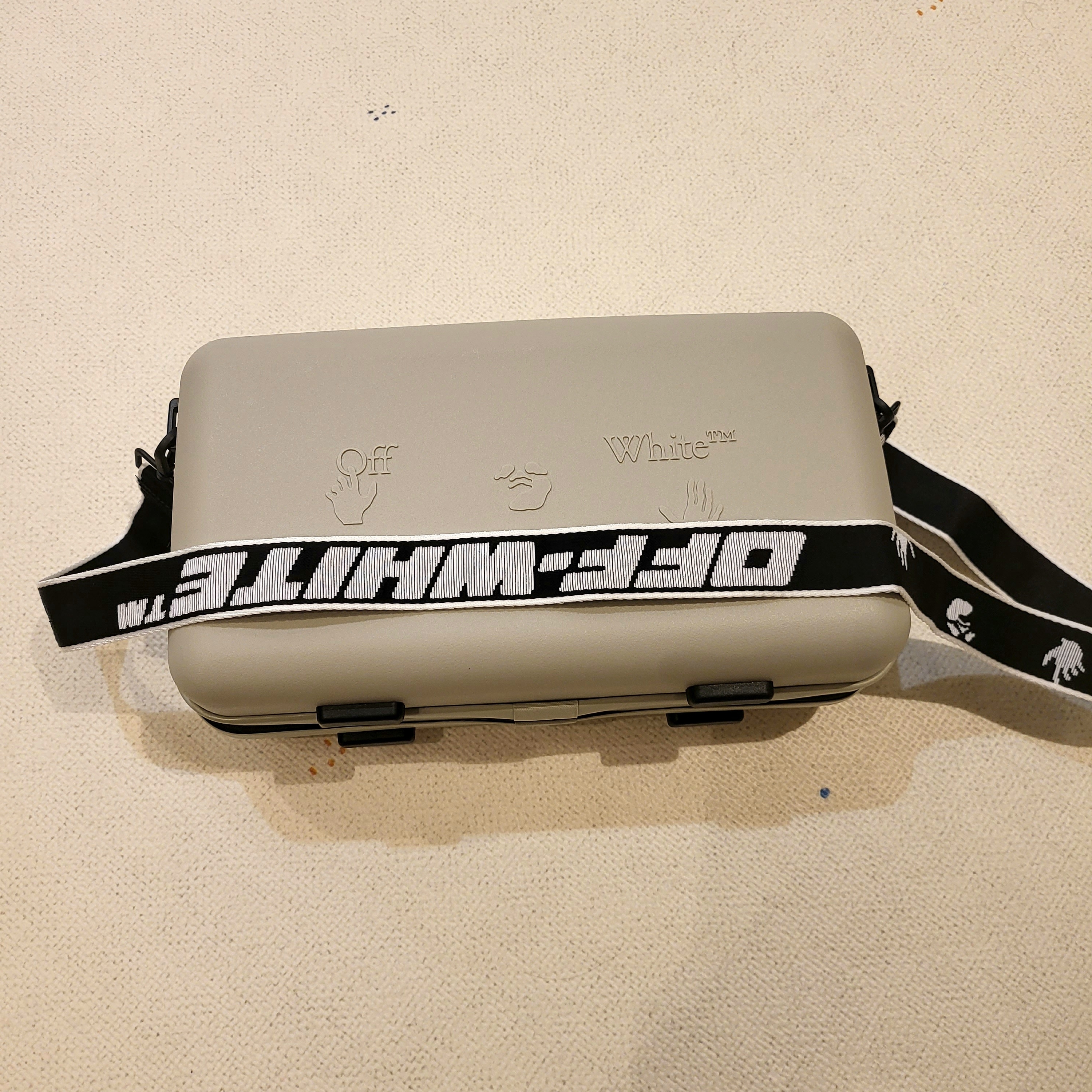 Off-White x Amore Pacific Protection Box (Without Cosmetics) 착용 스타일 - 1