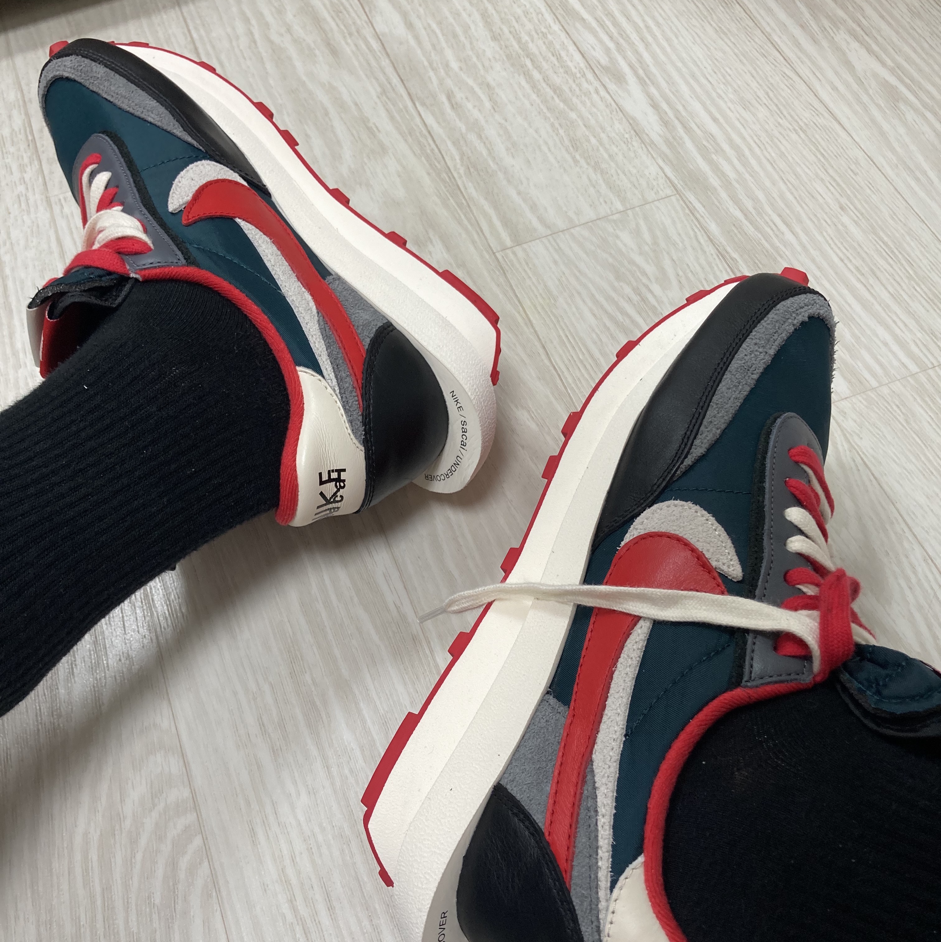 Nike x Sacai x Undercover LDWaffle Midnight Spruce University Red 착용 스타일 - 3