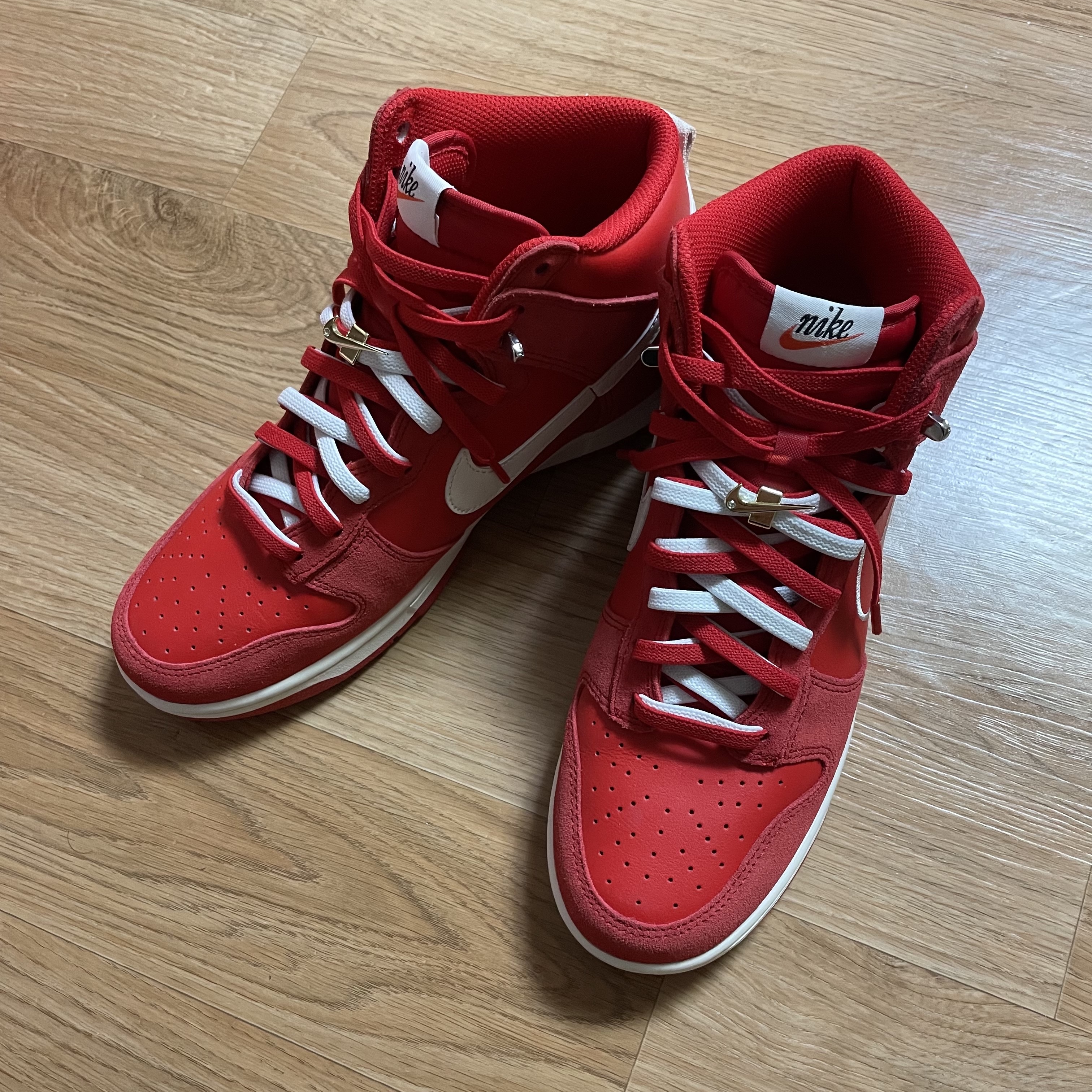 Nike Dunk High SE First Use University Red, IAB Studio Hoodie Raspberry 착용 스타일 - 2
