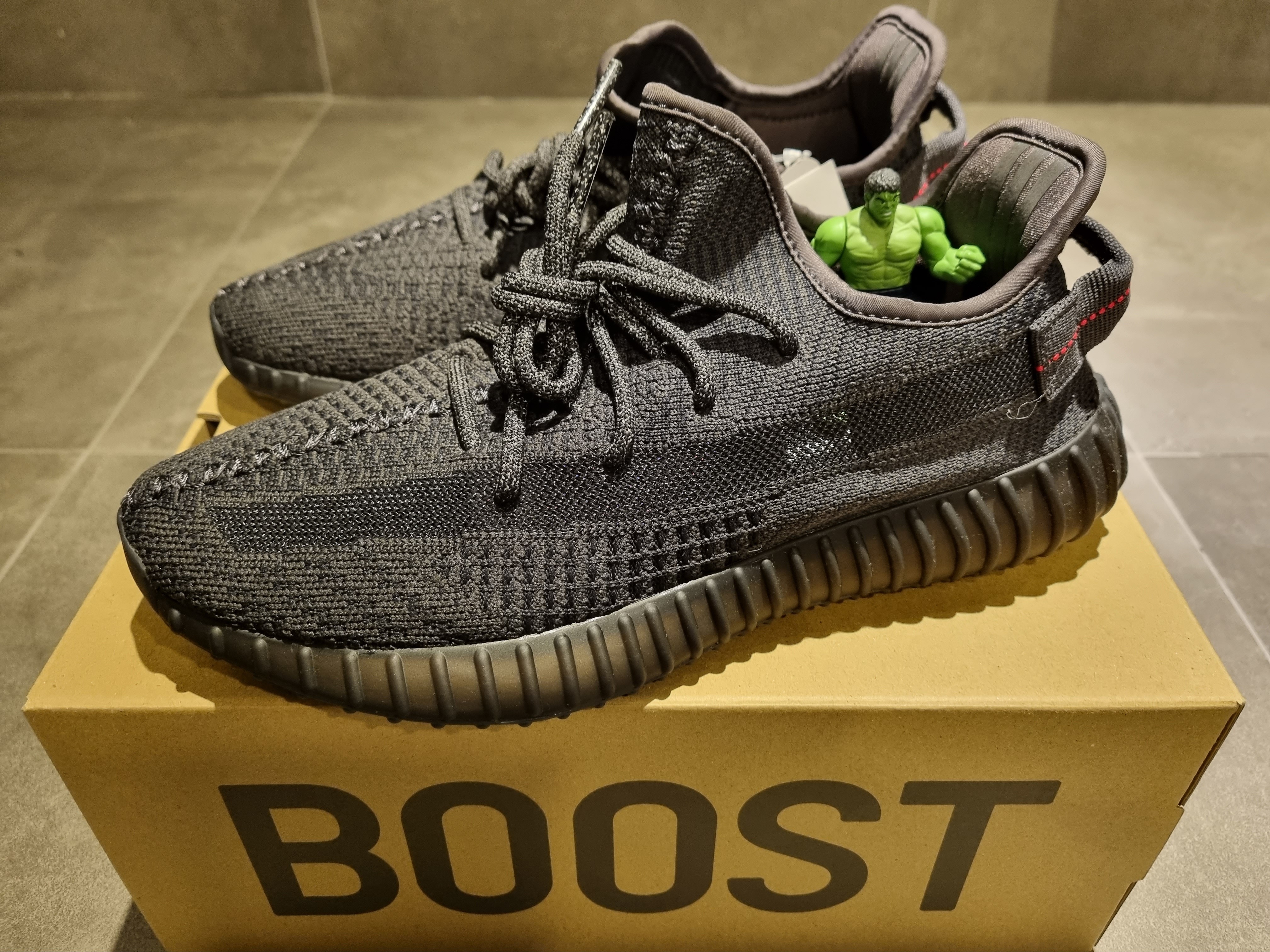 Adidas Yeezy Boost 350 V2 Black - Non-Reflective 착용 스타일 - 2