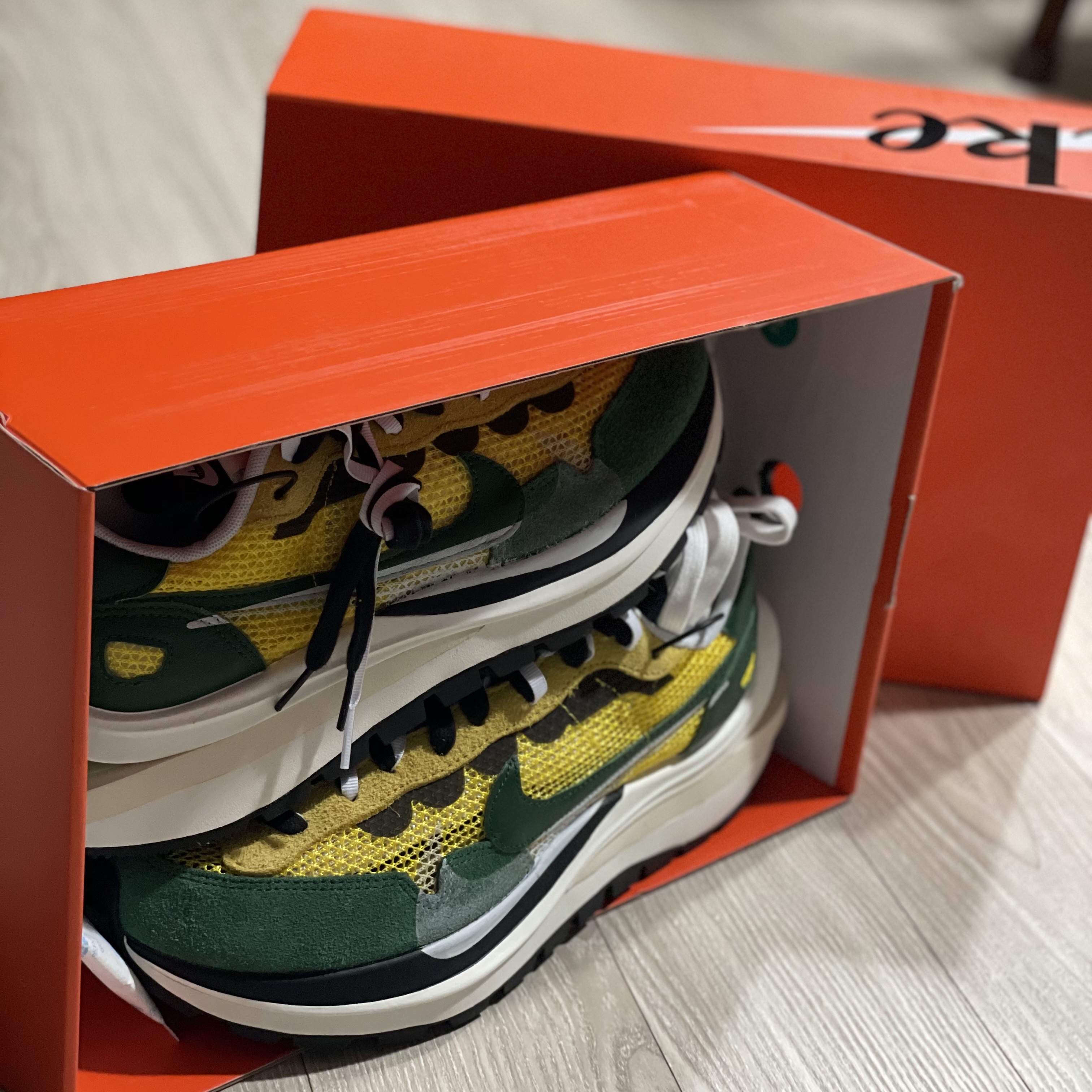 Nike x Sacai VaporWaffle Tour Yellow & Gorge Green Sail 착용 스타일