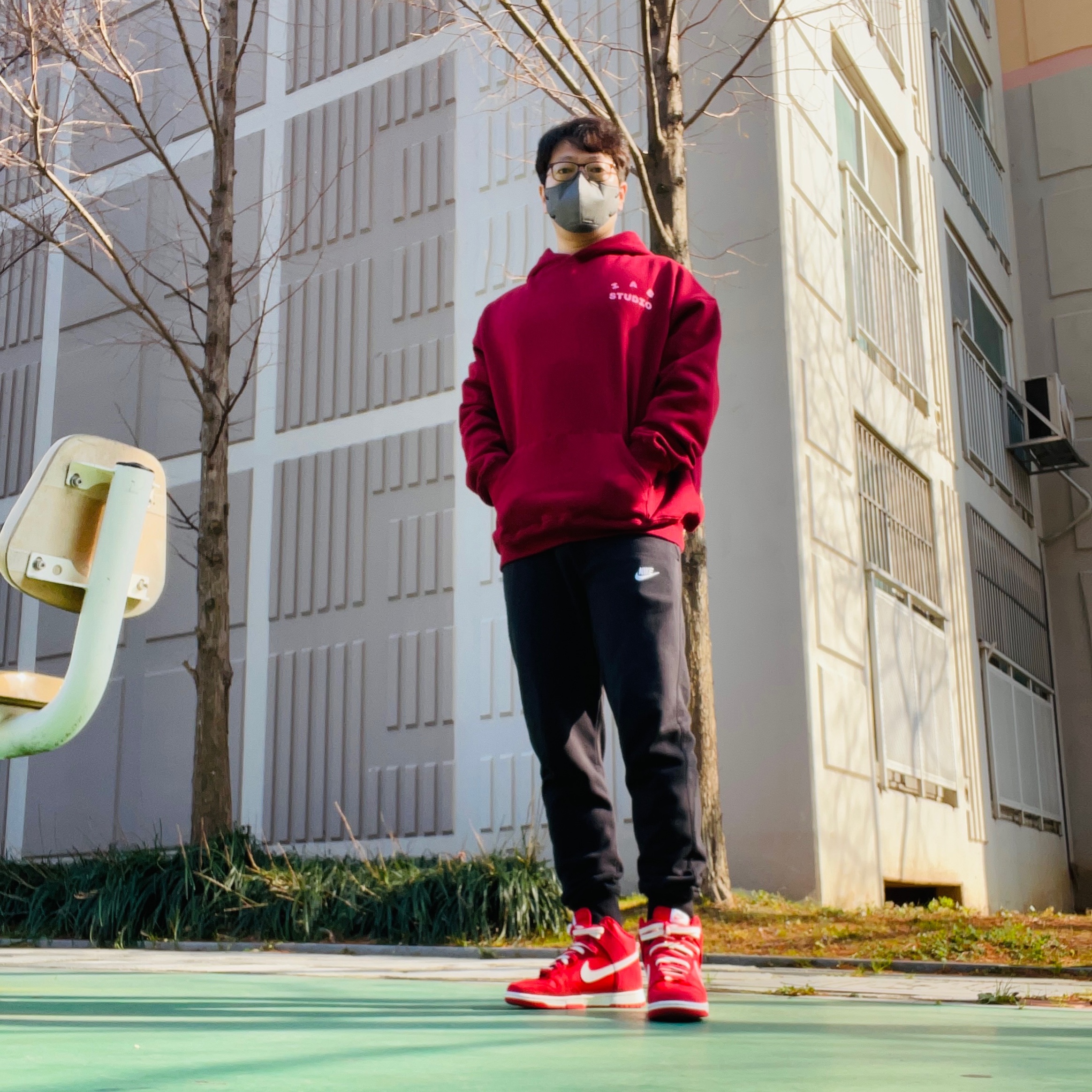 Nike Dunk High SE First Use University Red, IAB Studio Hoodie Raspberry 착용 스타일 - 1