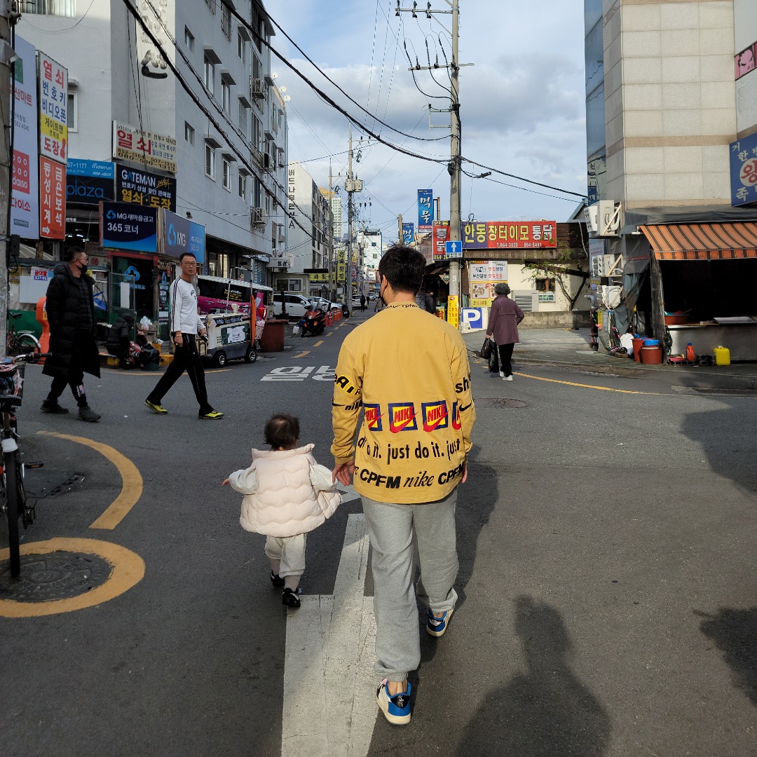 Nike x Cactus Plant Flea Market L/S T-Shirt Mustard Yellow, (W) Nike NRG Solo Swoosh Fleece Pants Dark Grey Heather - US/EU 착용 스타일 - 1