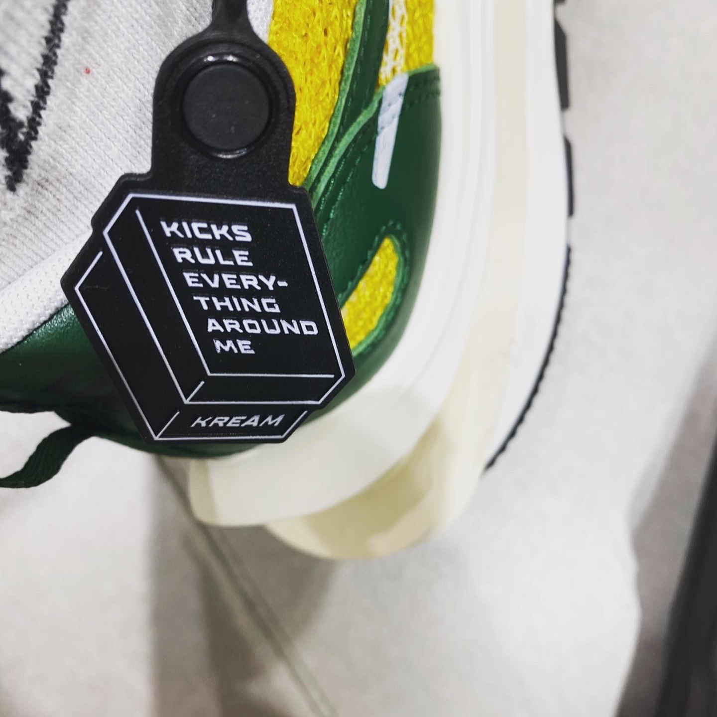 Nike x Sacai VaporWaffle Tour Yellow & Gorge Green Sail 착용 스타일 - 3