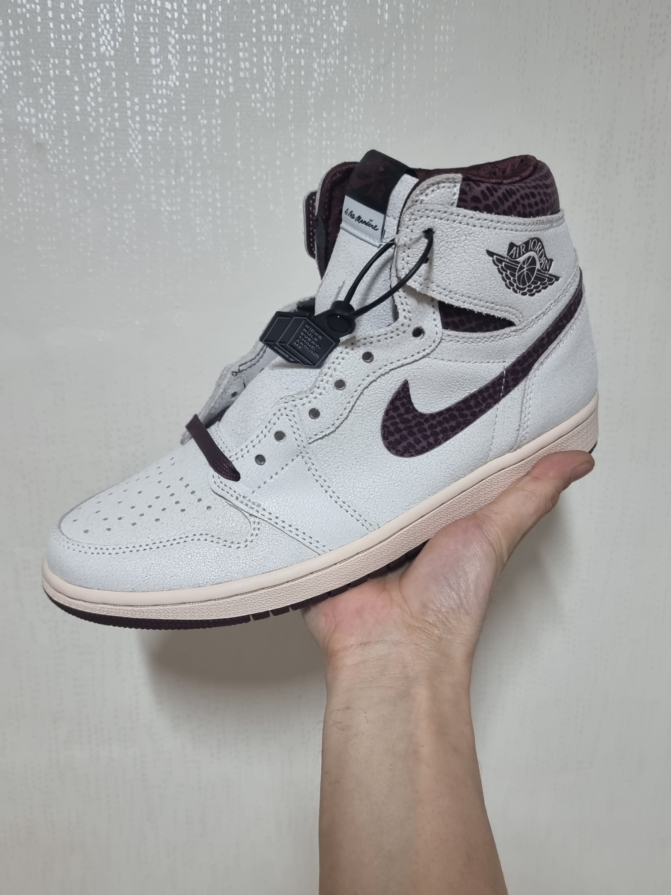 Jordan 1 x A Ma Maniere Retro High OG SP Sail and Burgundy 착용 스타일 - 2