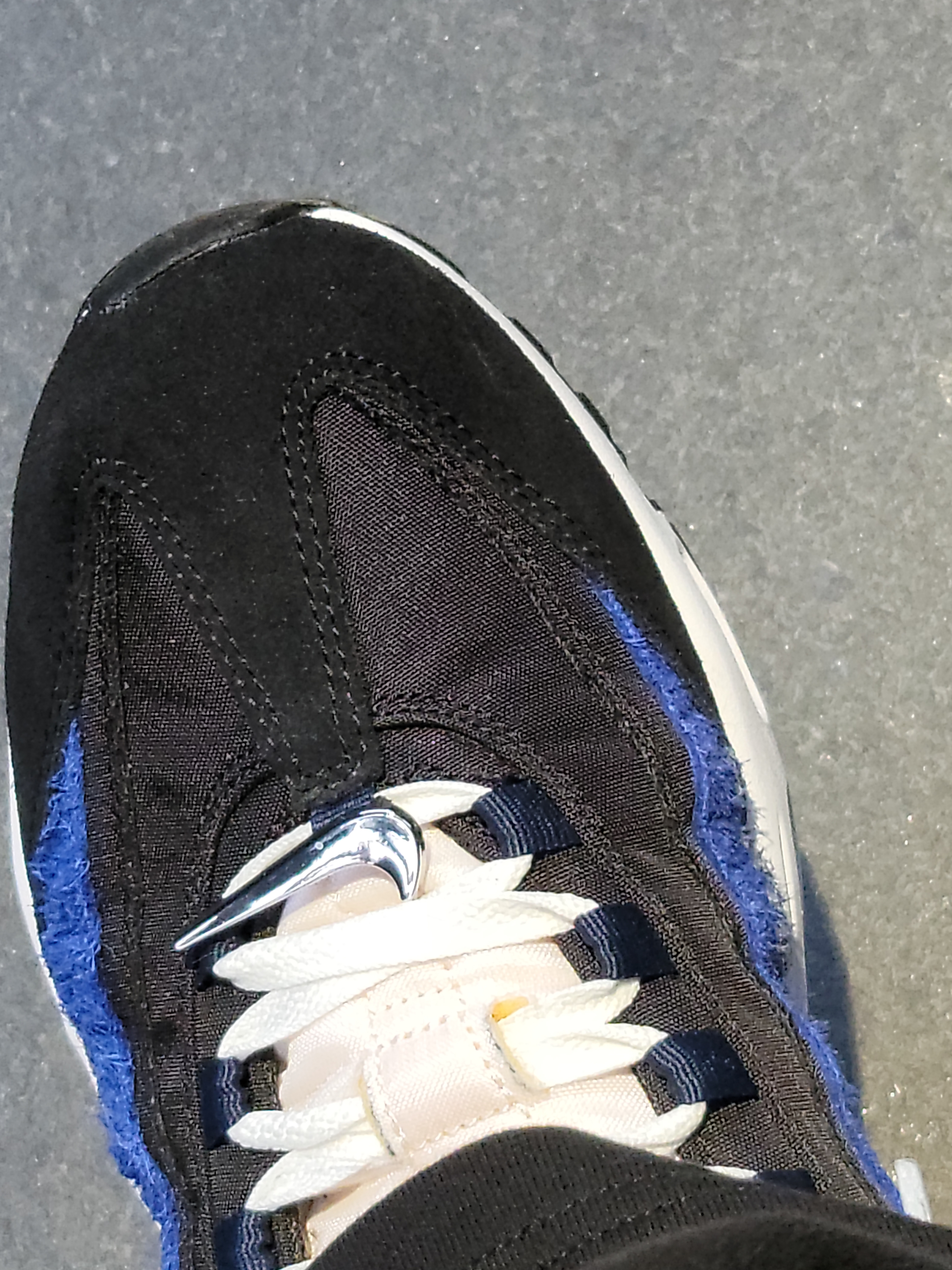 Nike Air Max 95 SE Running Club Black Deep Royal Blue 착용 스타일 - 2