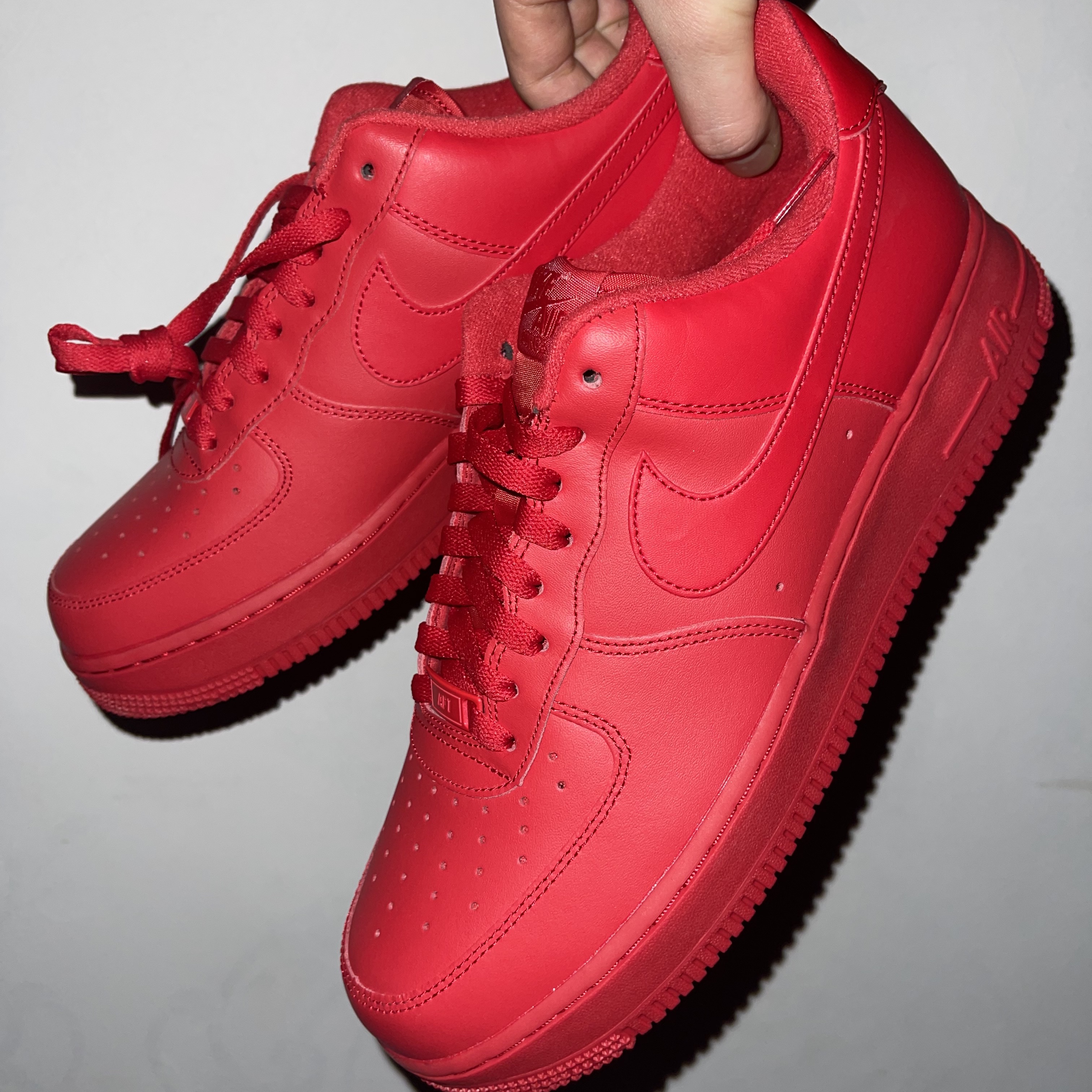 Nike Air Force 1 '07 LV8 Low 1 Triple Red 착용 스타일