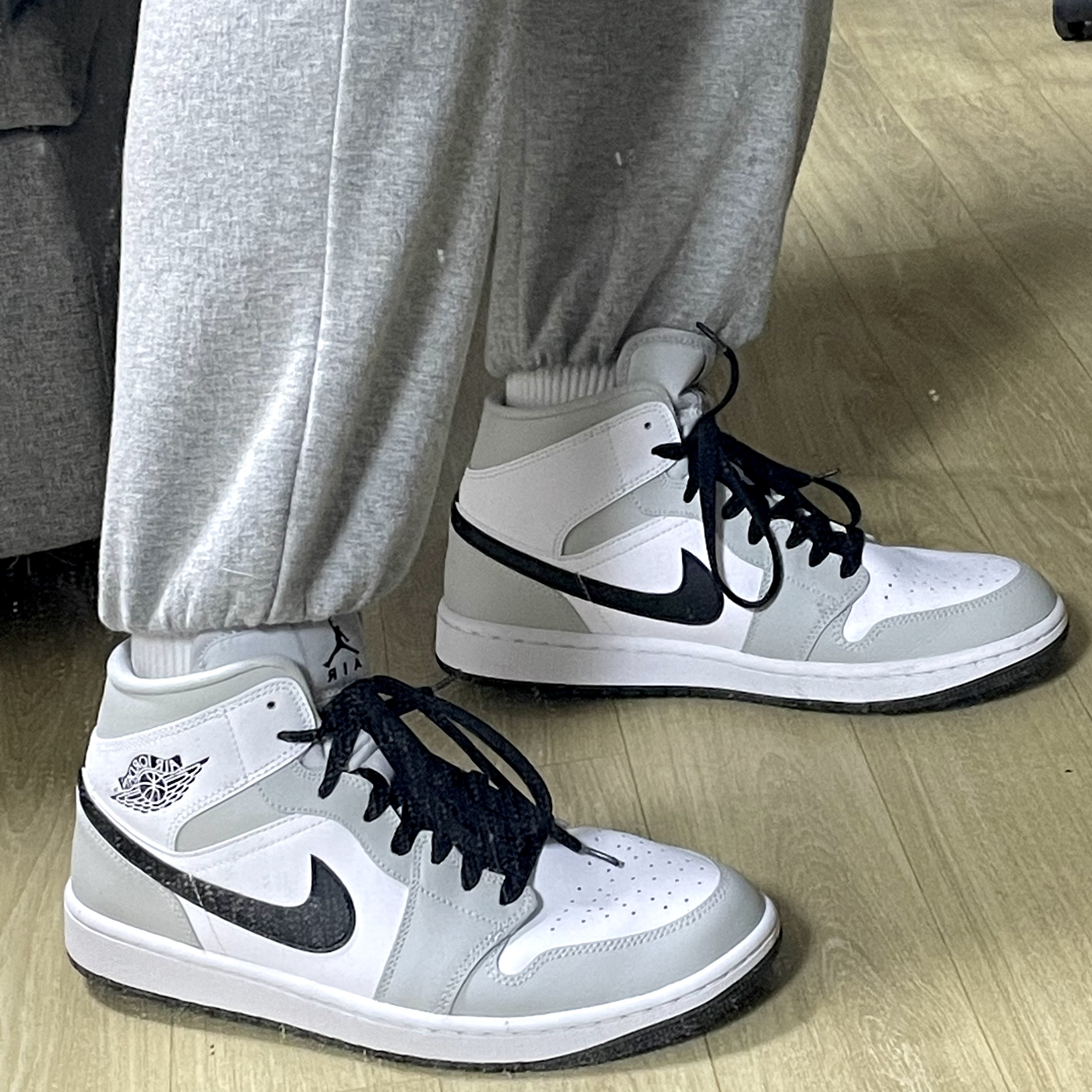 (W) Jordan 1 Mid Grey Fog 착용 스타일 - 1