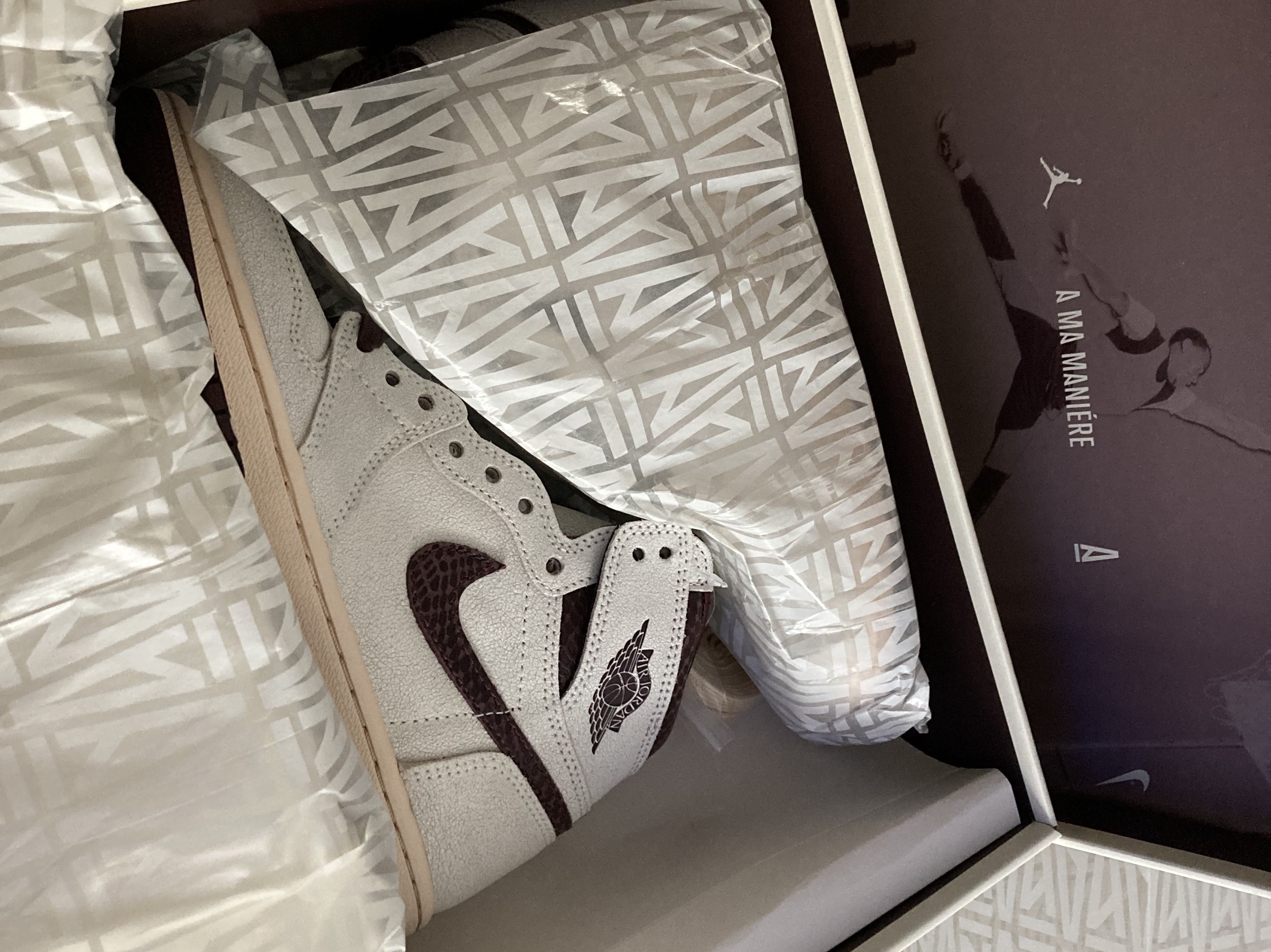 Jordan 1 x A Ma Maniere Retro High OG SP Sail and Burgundy 착용 스타일 - 2