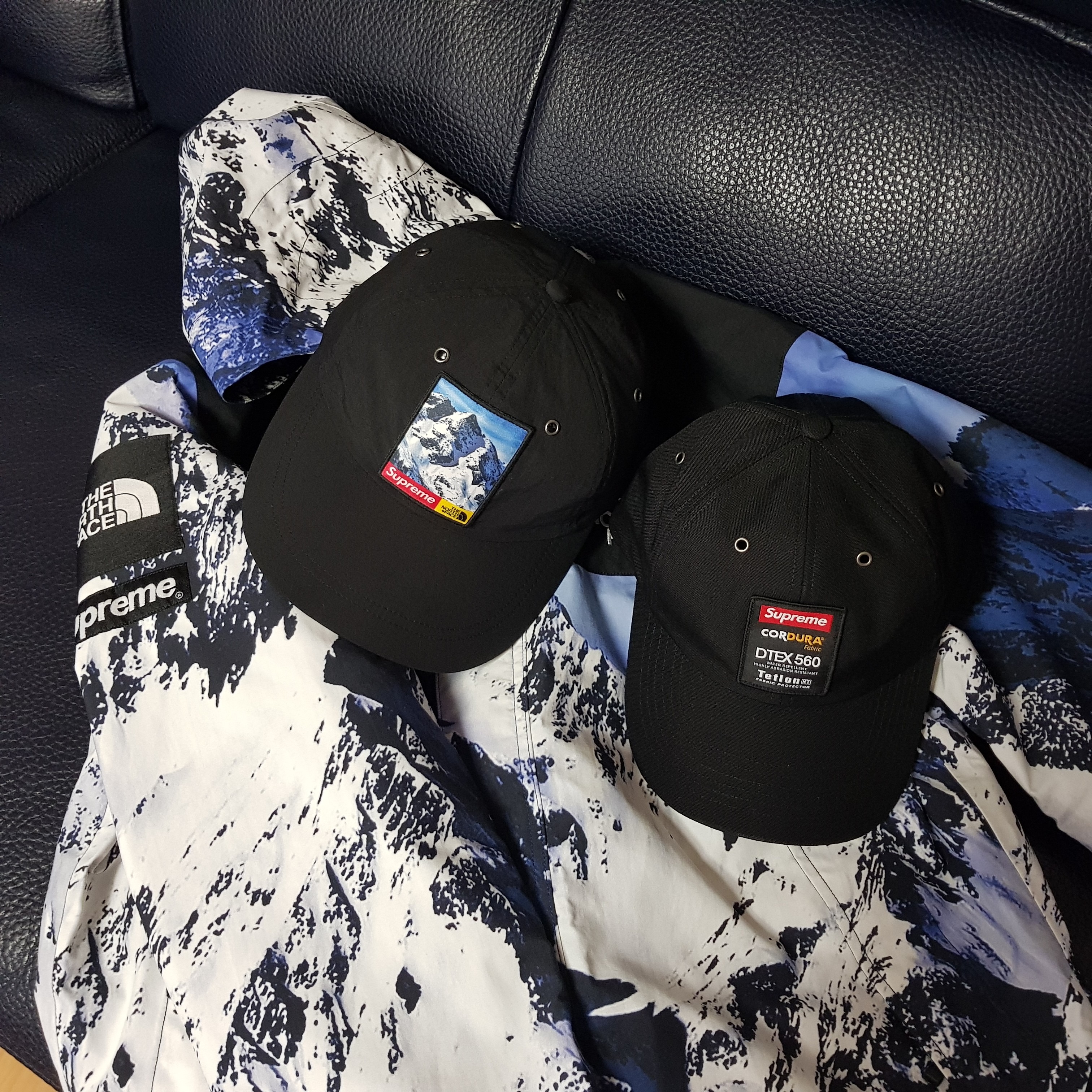 Supreme Cordura Teflon Label 6-Panel Black - 21FW, Supreme x The North Face Mountain Baltoro Jacket Blue White - 17FW 착용 스타일