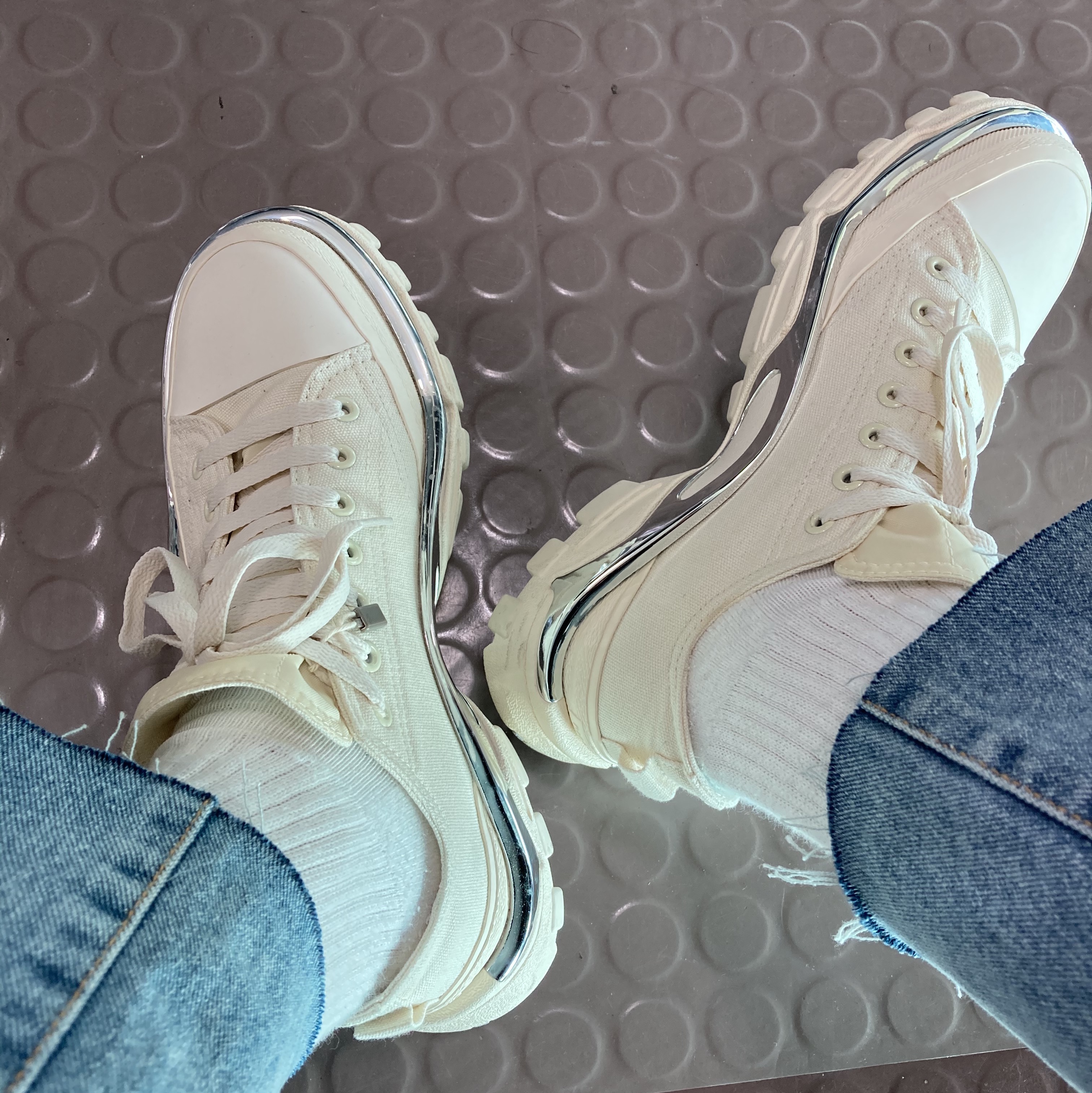 Adidas x Raf Simons Detroit Runner Chalk White 착용 스타일