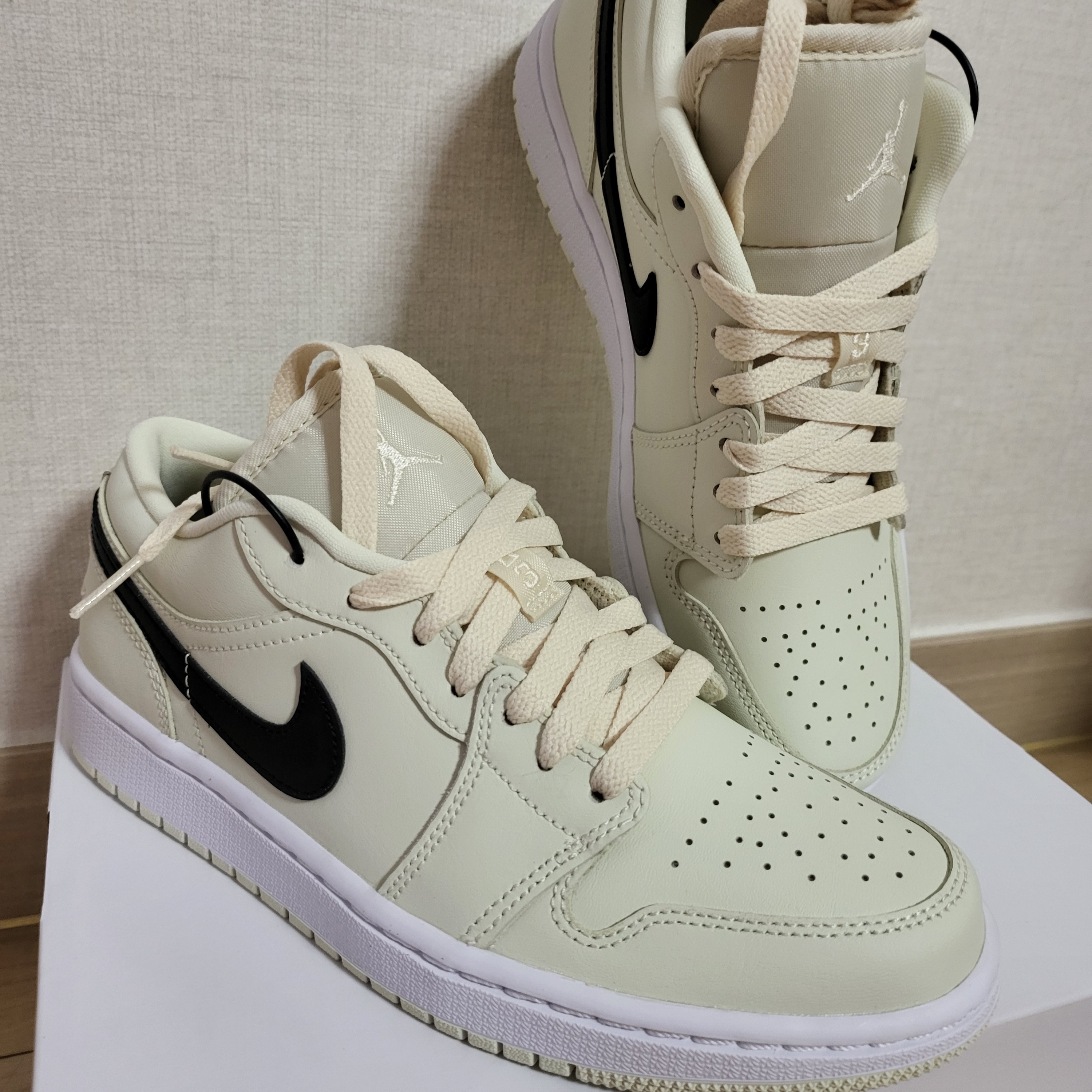 (W) Jordan 1 Low Coconut Milk 착용 스타일 - 1