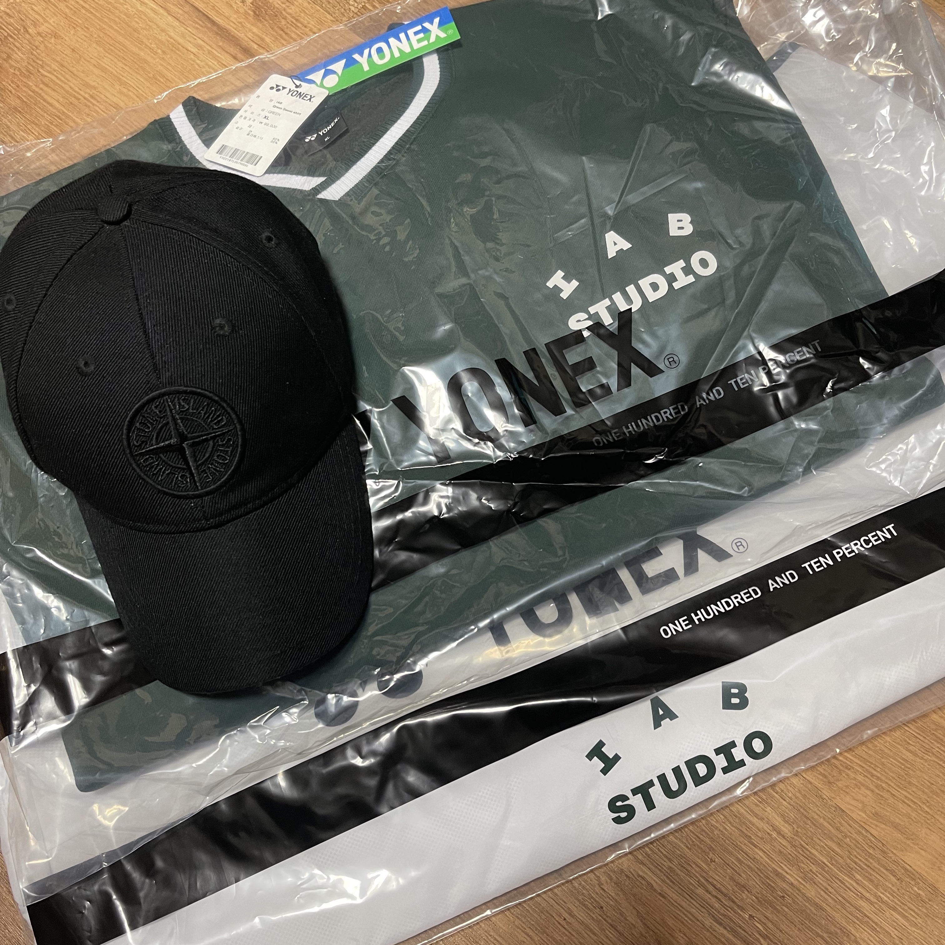 IAB Studio x Yonex Sweatshirt Green, IAB Studio x Yonex Woven Pullover White 착용 스타일