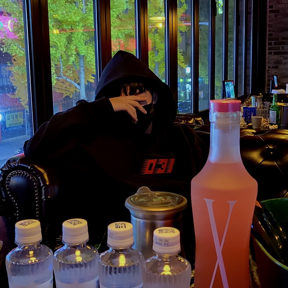 Darkr8m Studio x Libilly 031 Hoodie Black 착용 스타일
