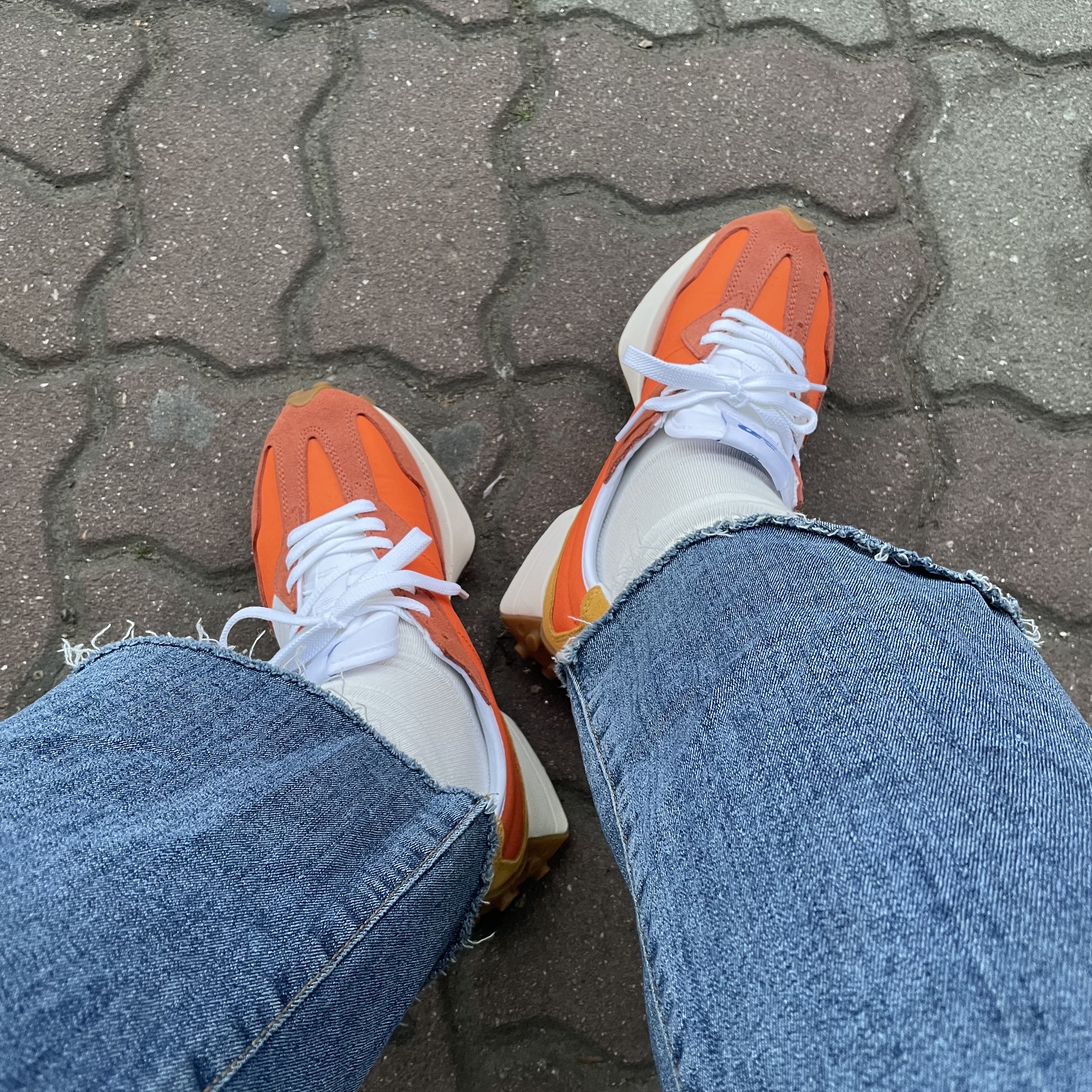 New Balance 327 Orange 착용 스타일