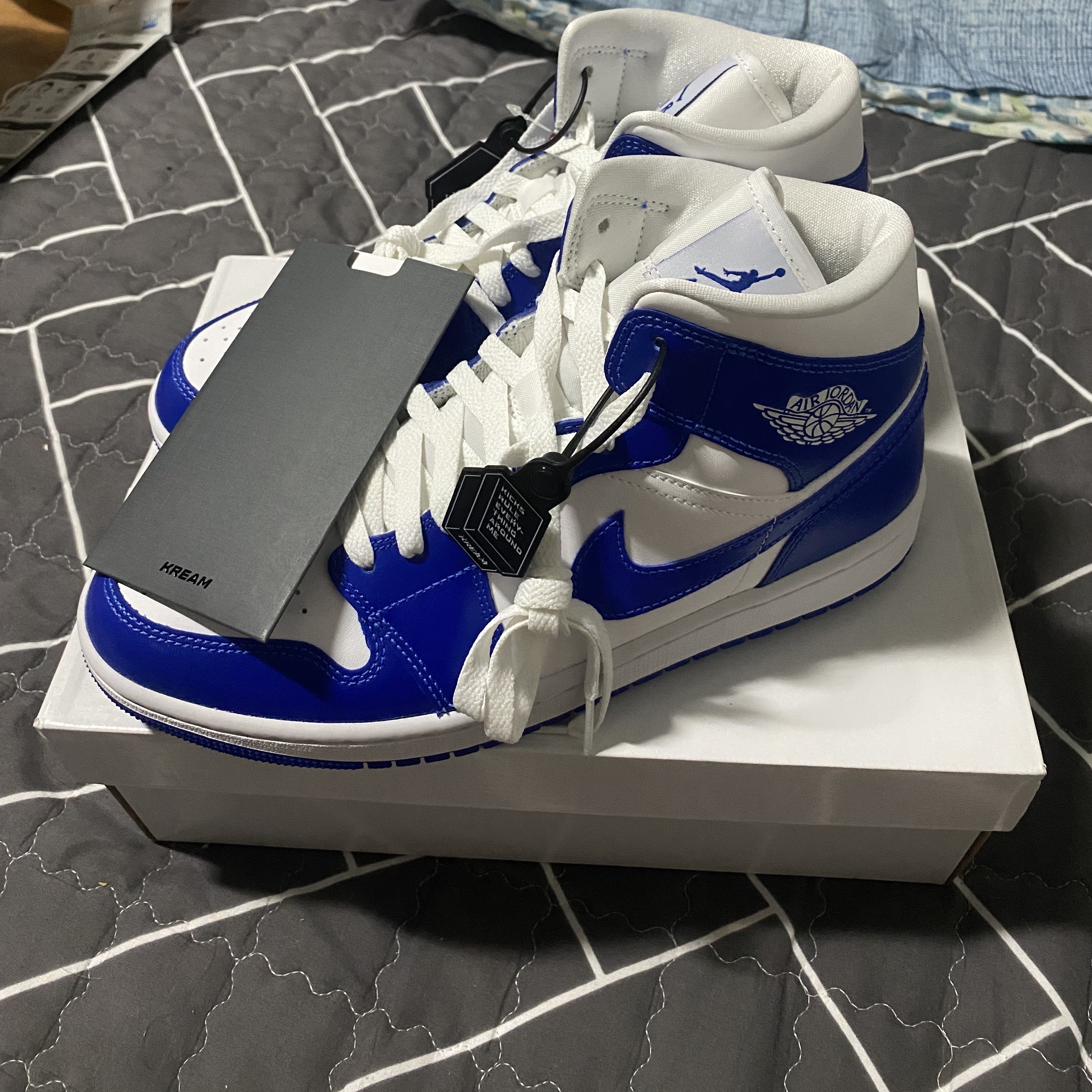 (W) Jordan 1 Mid White Hyper Royal 착용 스타일