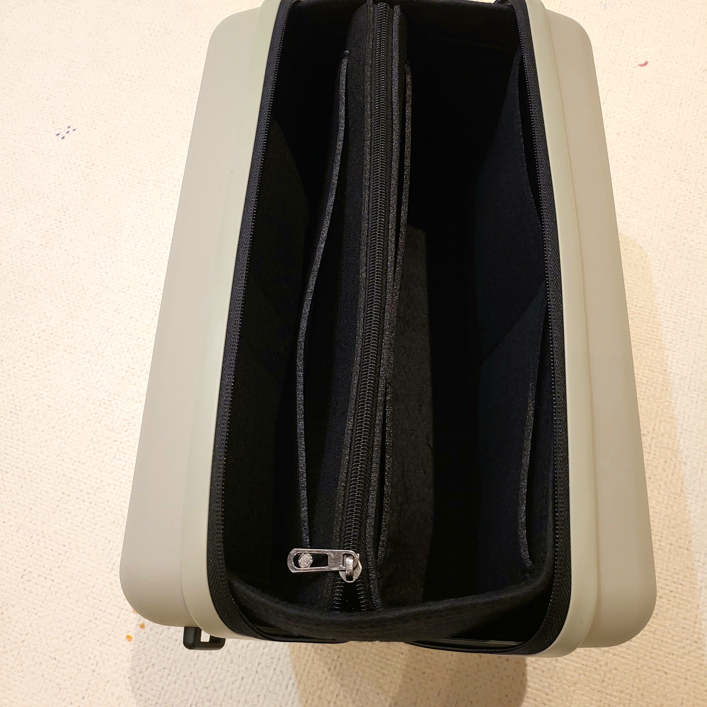 Off-White x Amore Pacific Protection Box (Without Cosmetics) 착용 스타일 - 4