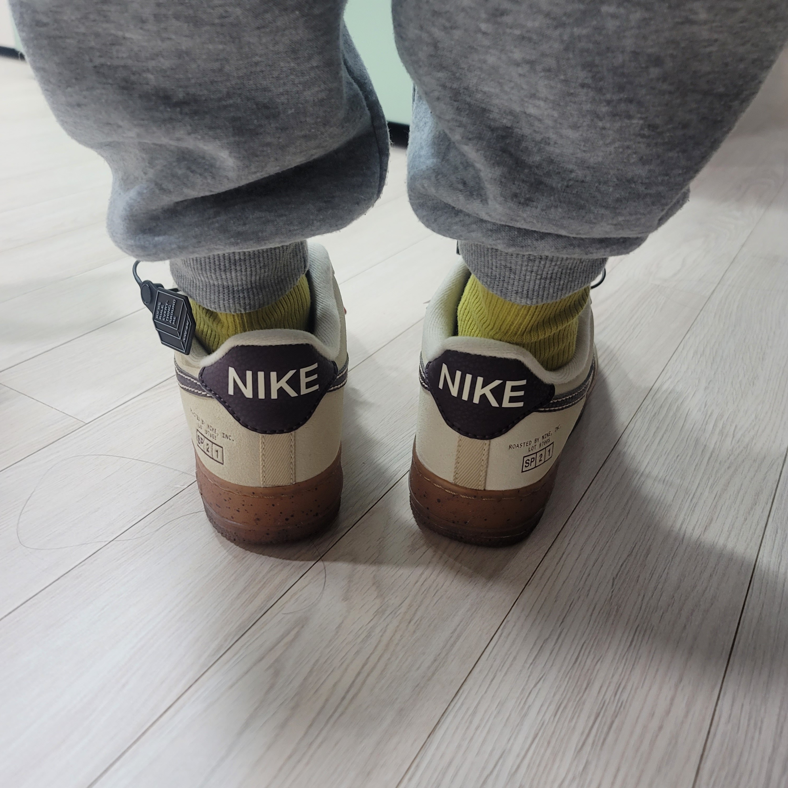 Nike Air Force 1 '07 LV8 Coffee 착용 스타일 - 2