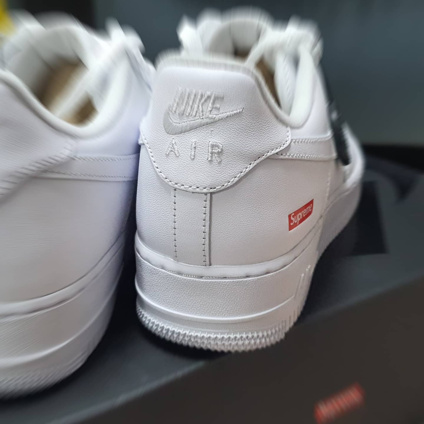 Nike x Supreme Air Force 1 Low White 착용 스타일 - 3