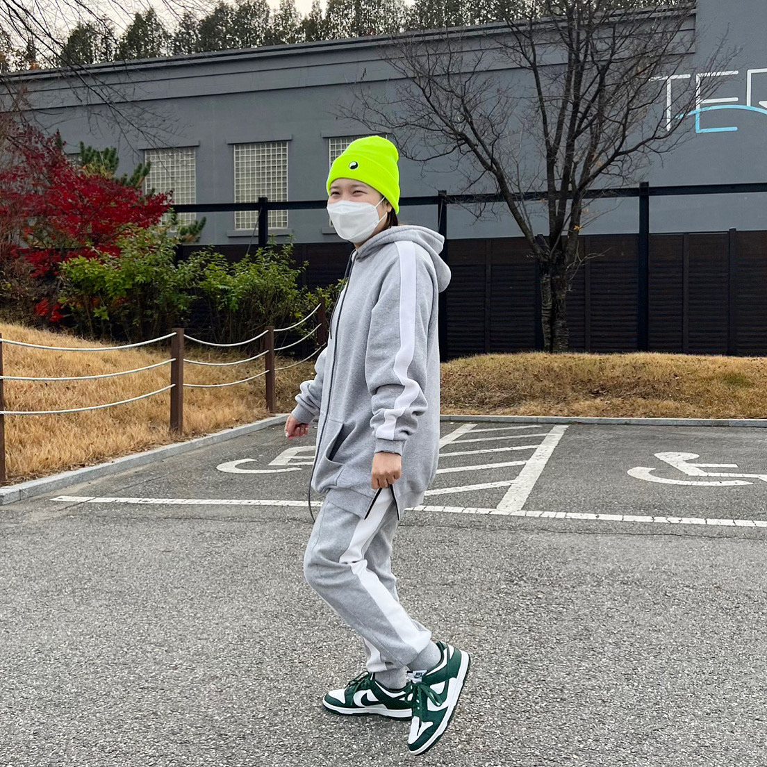 Stussy x Our Legacy Yin Yang Beanie Safety Yellow, Nike Dunk Low Retro Varsity Green 착용 스타일