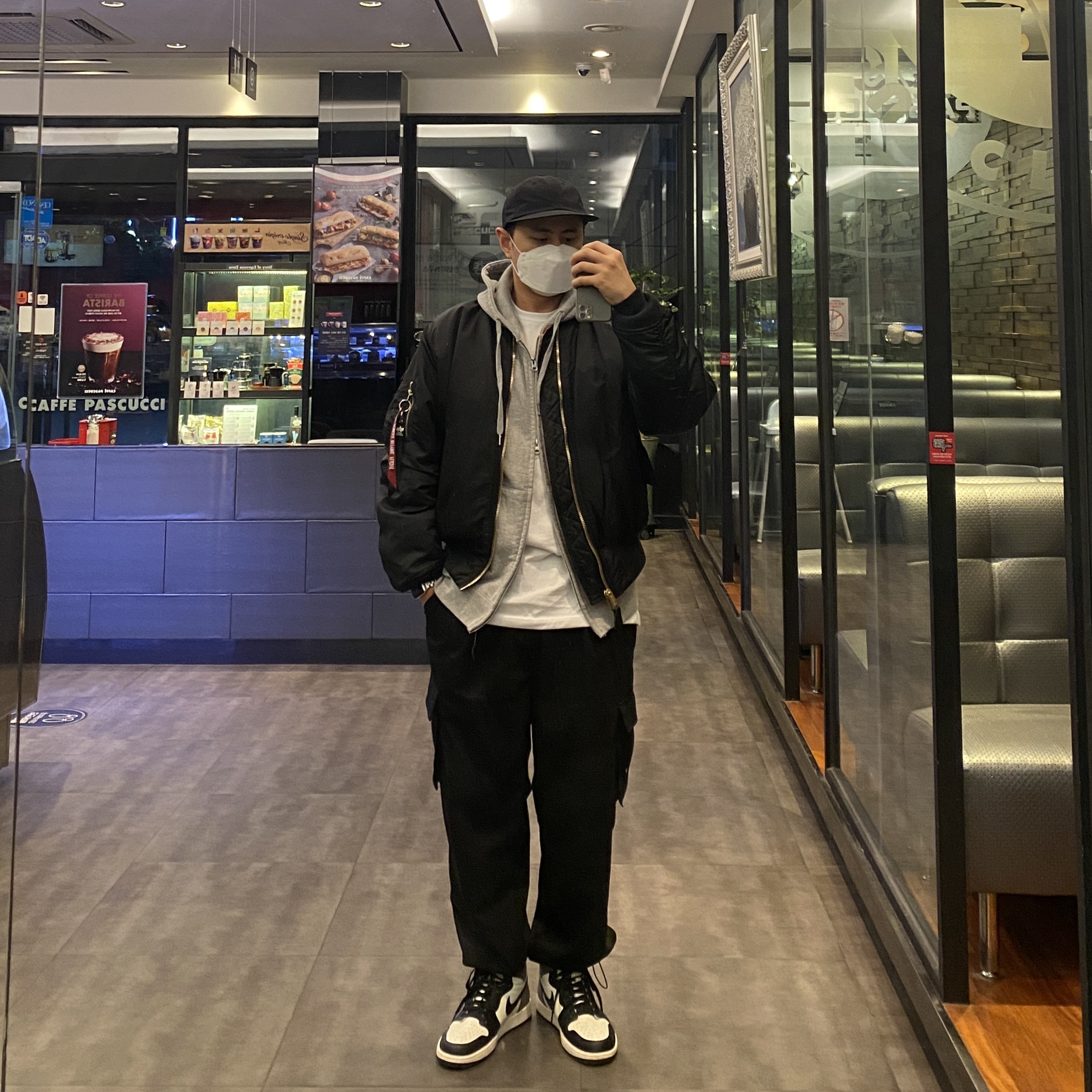 Jordan 1 Retro High OG Black Mocha 착용 스타일 - 2