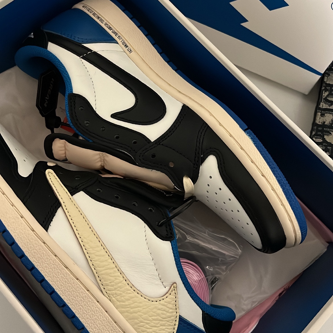 Jordan 1 x Travis Scott x Fragment Retro Low OG SP Military Blue 착용 스타일